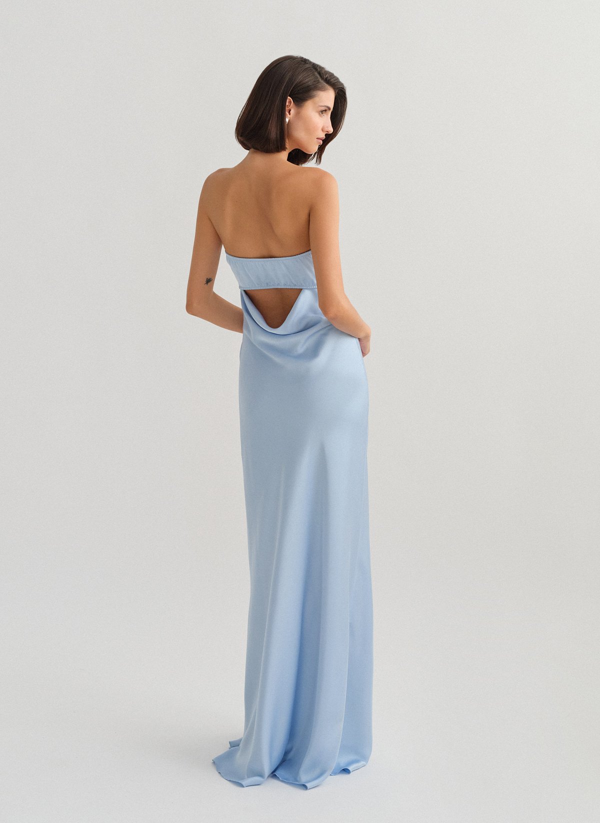 Γυναικείο σατέν maxi στράπλες φόρεμα με cut-out ντραπέ πλάτη