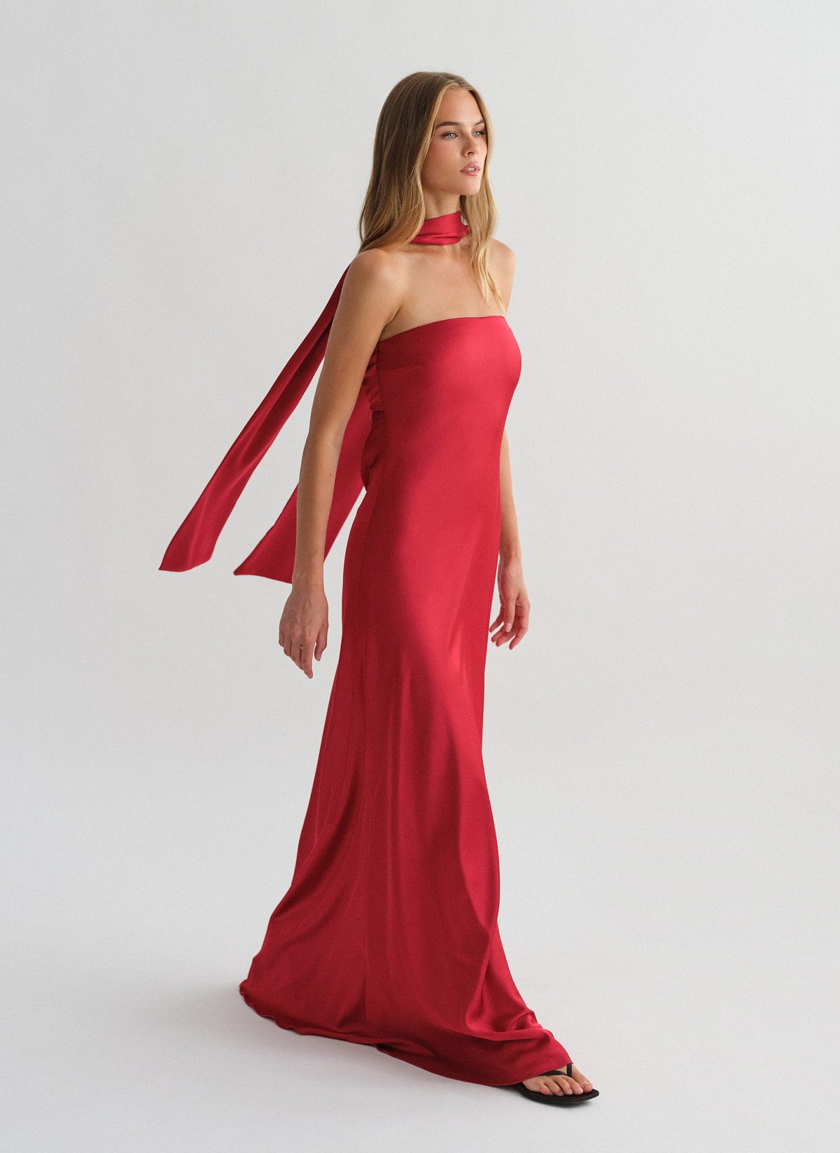 Γυναικείο σατέν maxi στράπλες φόρεμα με cut-out ντραπέ πλάτη