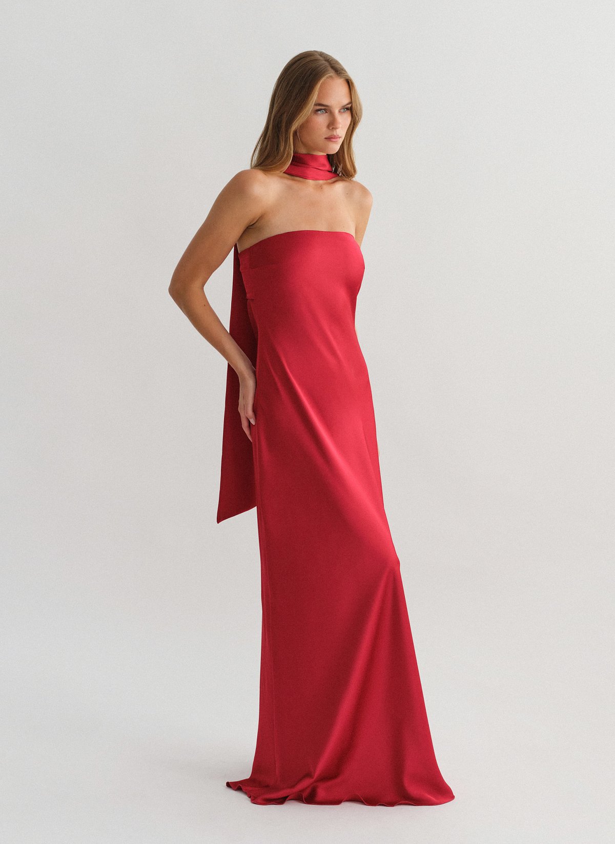 Γυναικείο σατέν maxi στράπλες φόρεμα με cut-out ντραπέ πλάτη