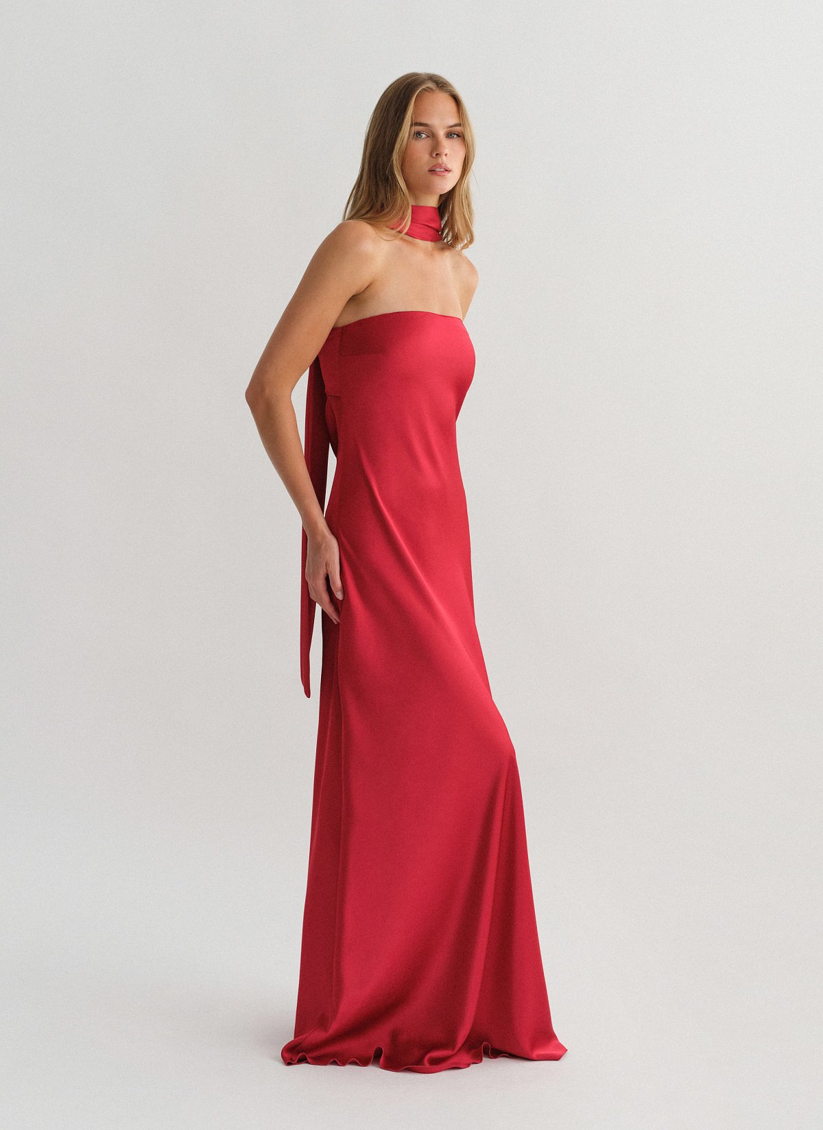 Γυναικείο σατέν maxi στράπλες φόρεμα με cut-out ντραπέ πλάτη