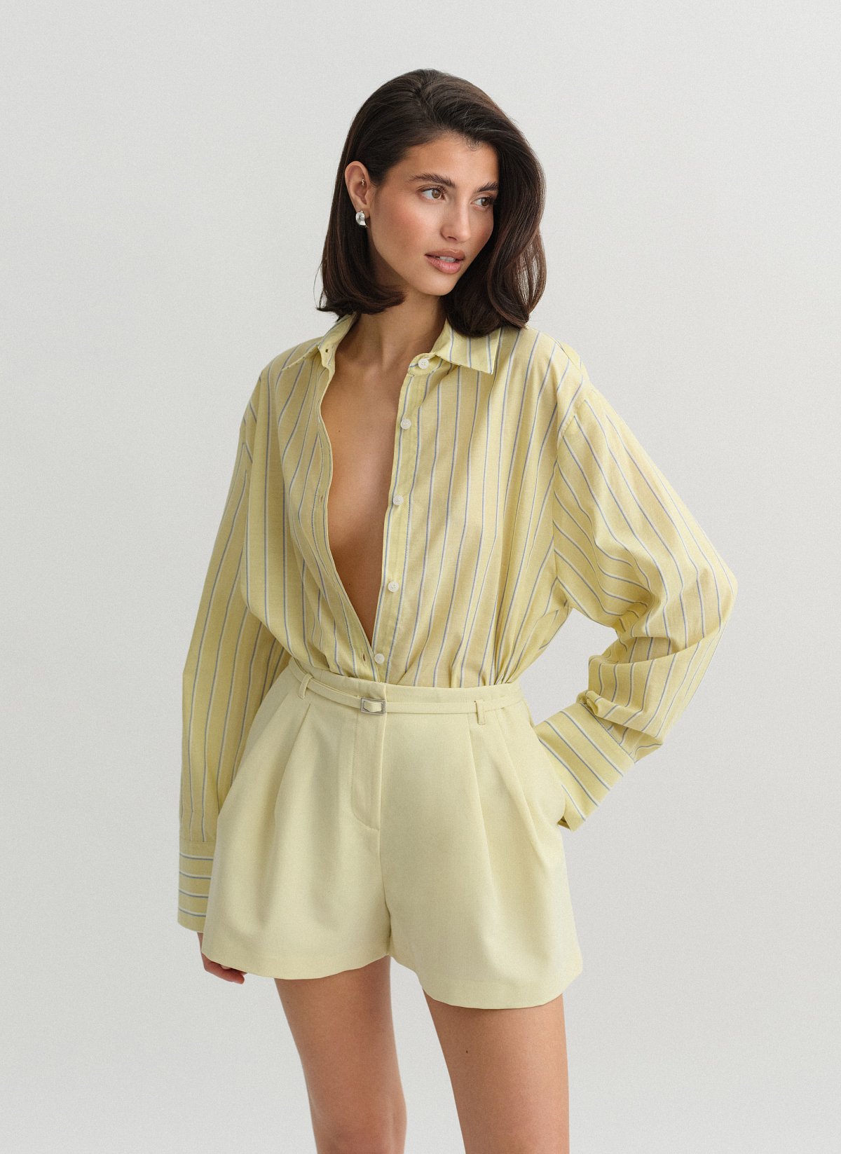 Υφασμάτινο σορτς με ζώνη-2