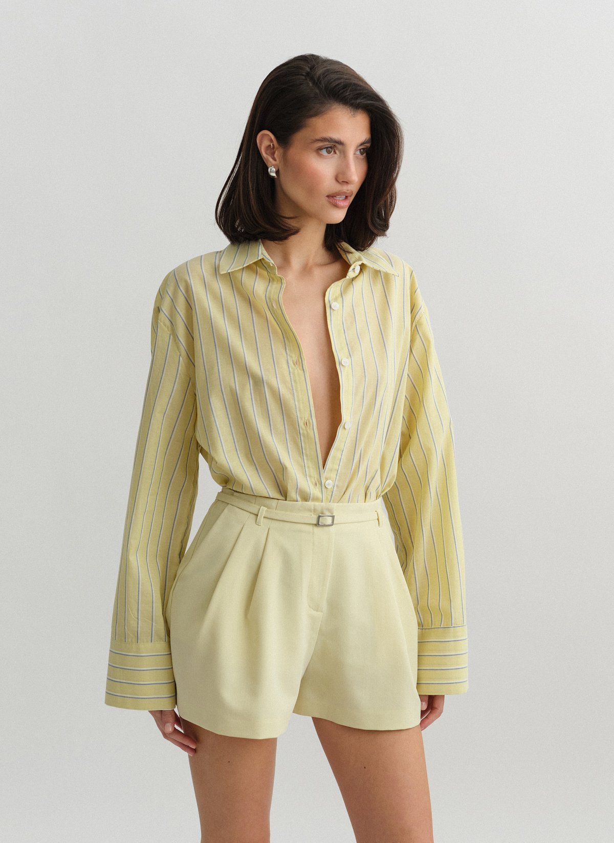 Υφασμάτινο σορτς με ζώνη-1