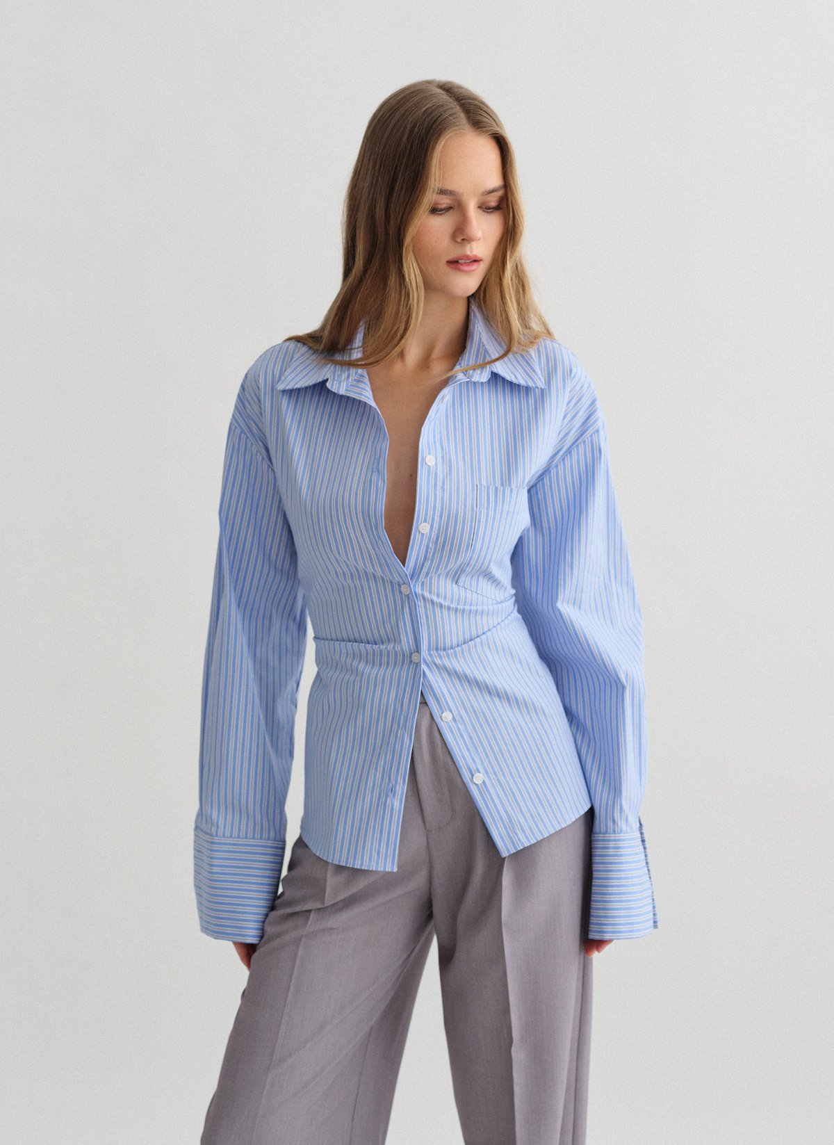 Γυναικείο μακρυμάνικο ριγέ πουκάμισο με χιαστί δέσιμο στην πλάτη και πλαϊνά σκισίματα