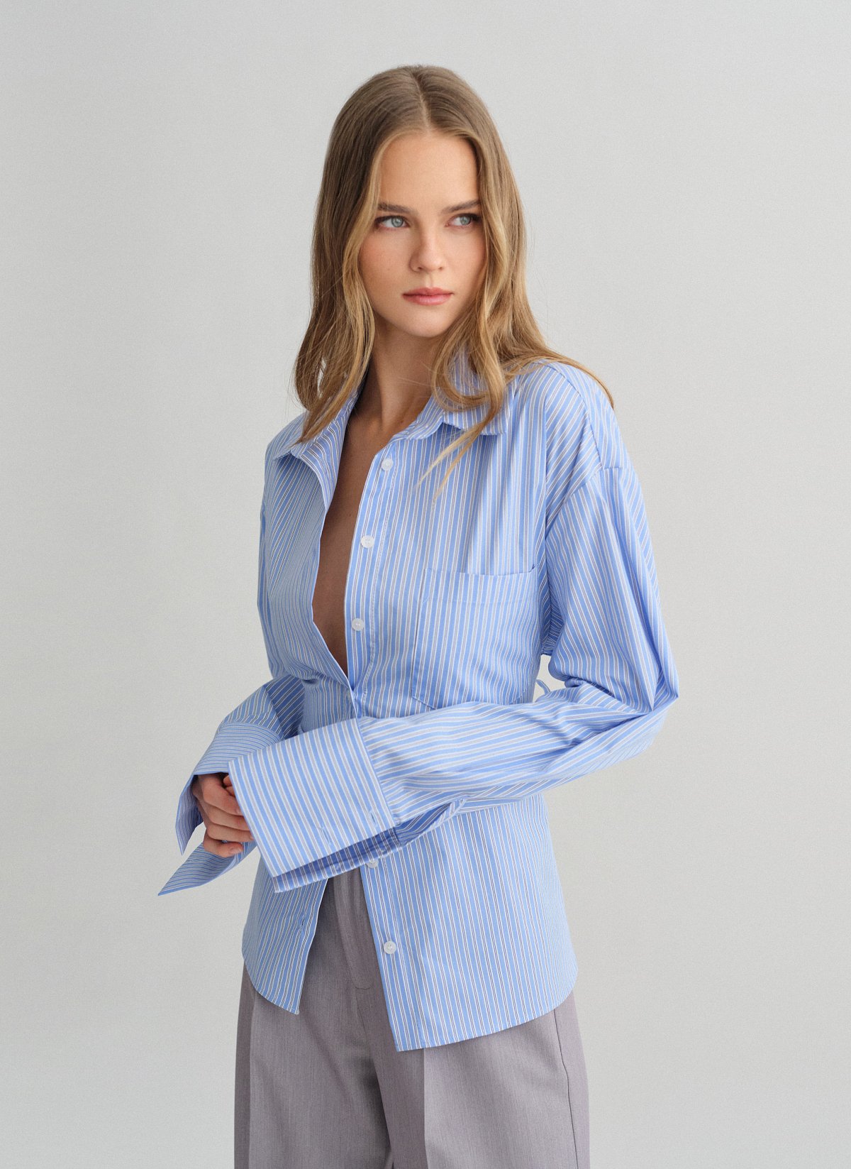 Γυναικείο μακρυμάνικο ριγέ πουκάμισο με χιαστί δέσιμο στην πλάτη και πλαϊνά σκισίματα