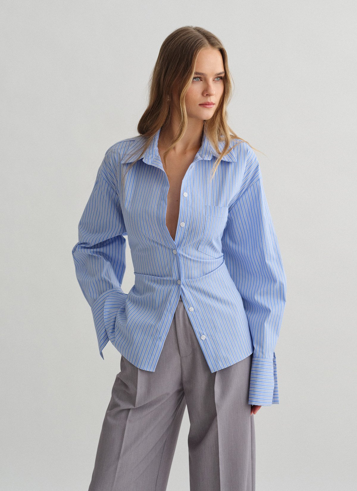 Γυναικείο μακρυμάνικο ριγέ πουκάμισο με χιαστί δέσιμο στην πλάτη και πλαϊνά σκισίματα