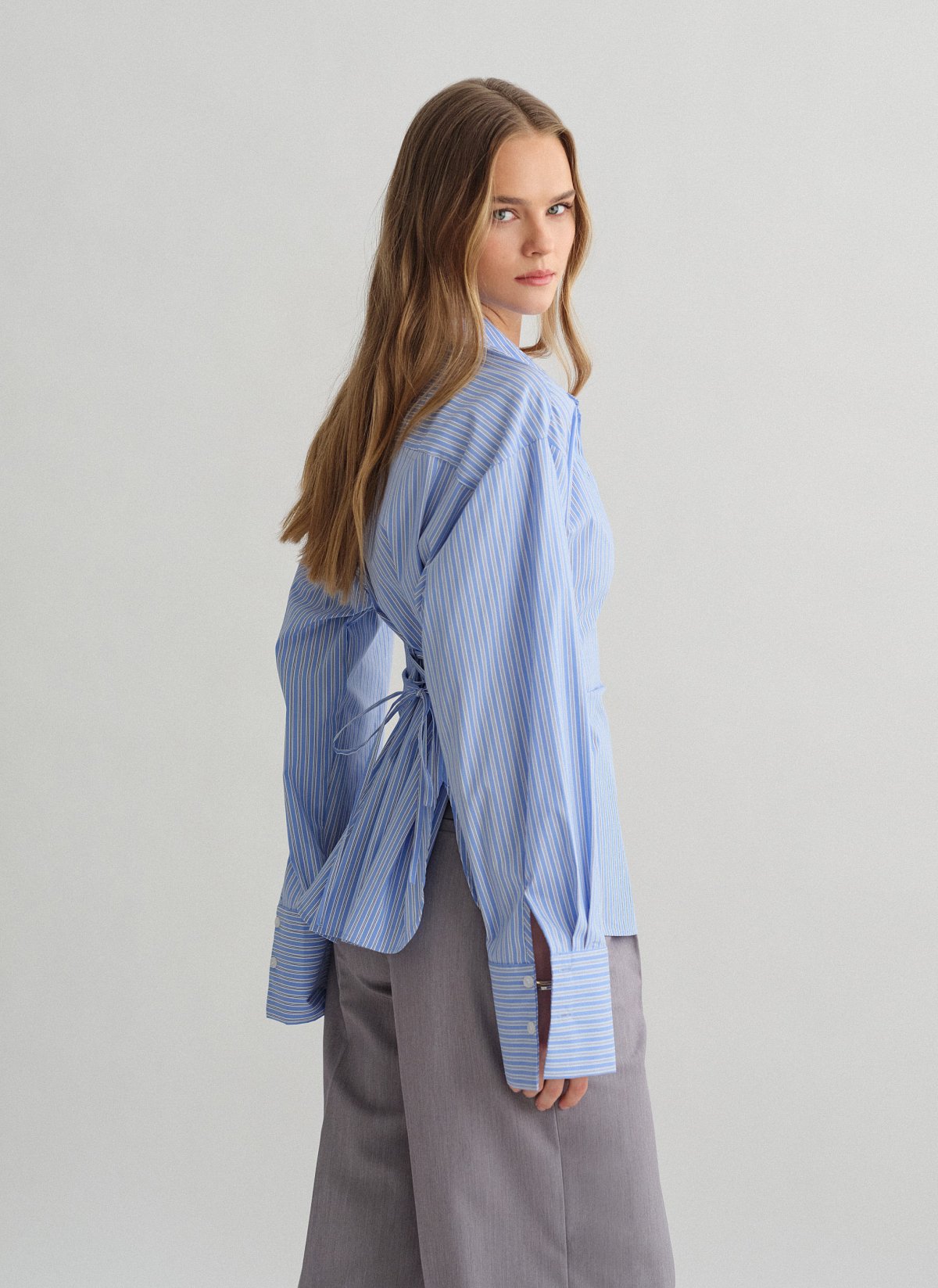 Γυναικείο μακρυμάνικο ριγέ πουκάμισο με χιαστί δέσιμο στην πλάτη και πλαϊνά σκισίματα