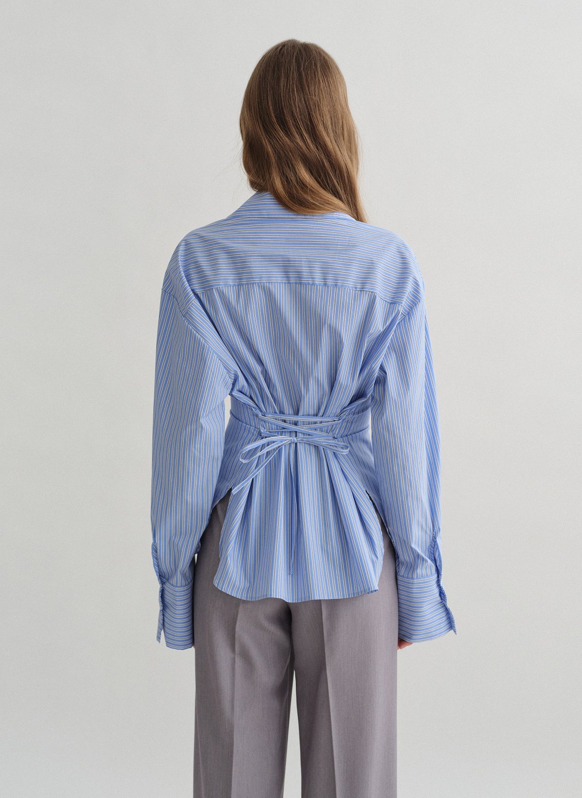 Γυναικείο μακρυμάνικο ριγέ πουκάμισο με χιαστί δέσιμο στην πλάτη και πλαϊνά σκισίματα