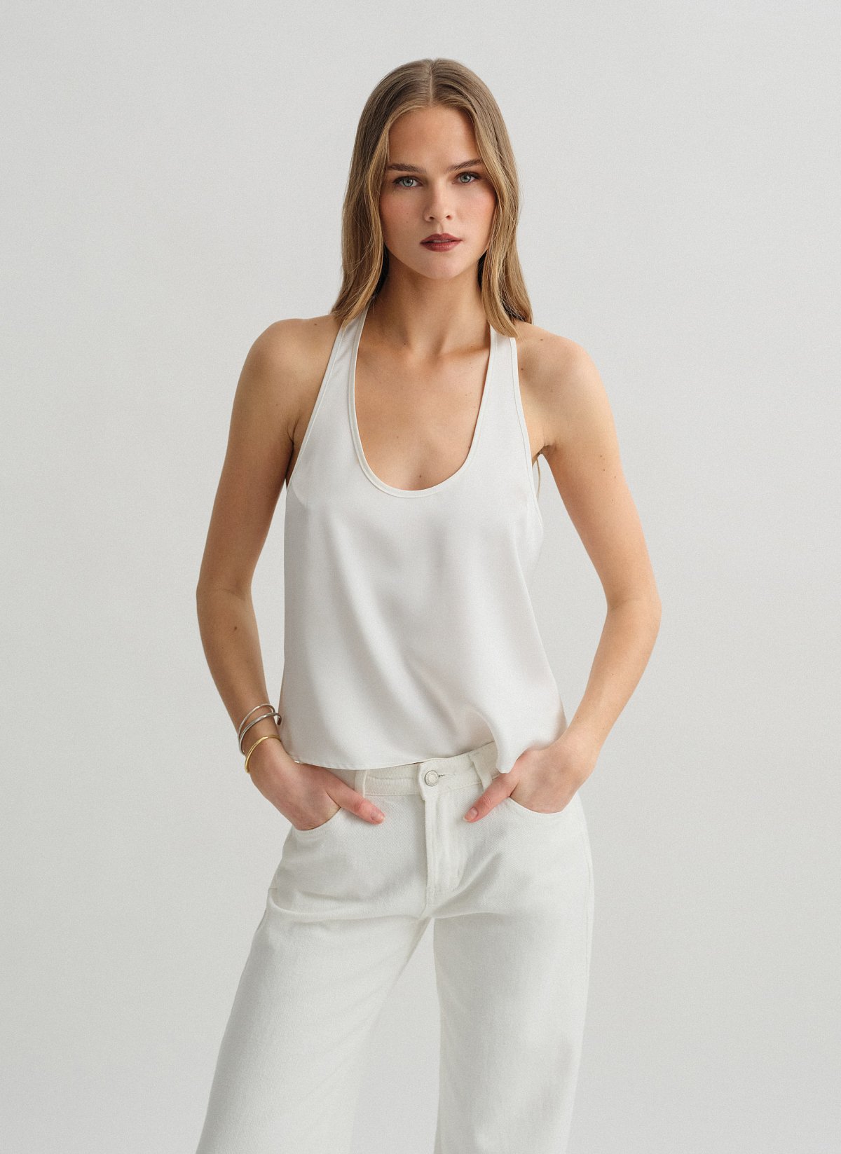 Σατέν μπλούζα με cut-out πλάτη-21