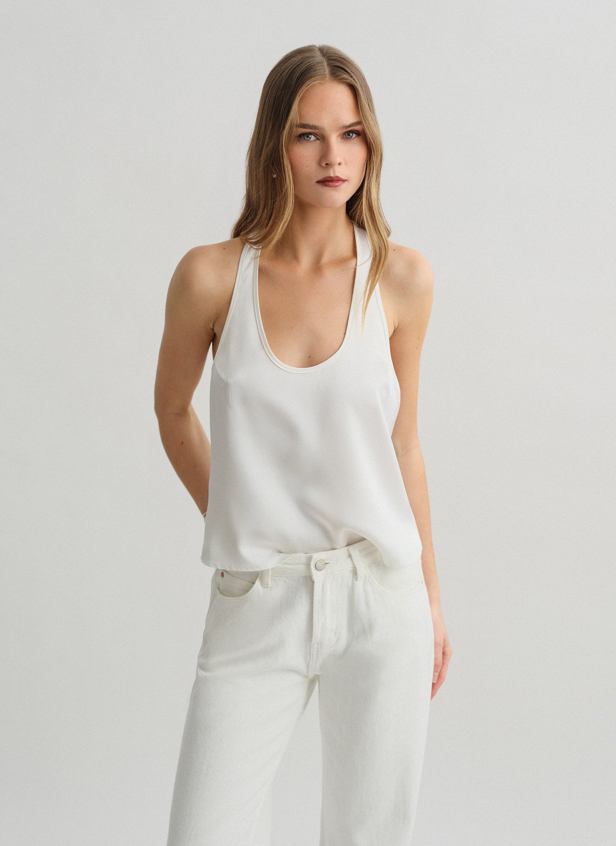 Σατέν μπλούζα με cut-out πλάτη-22