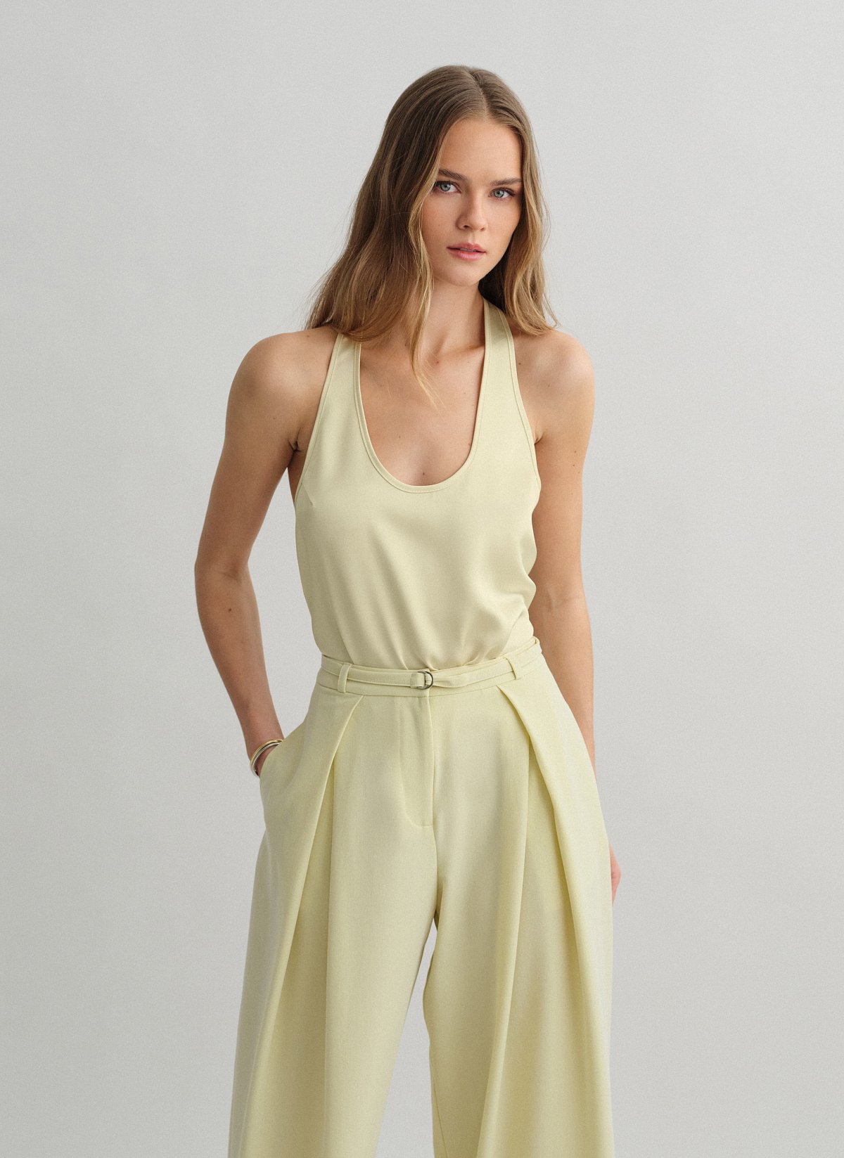 Σατέν μπλούζα με cut-out πλάτη-14