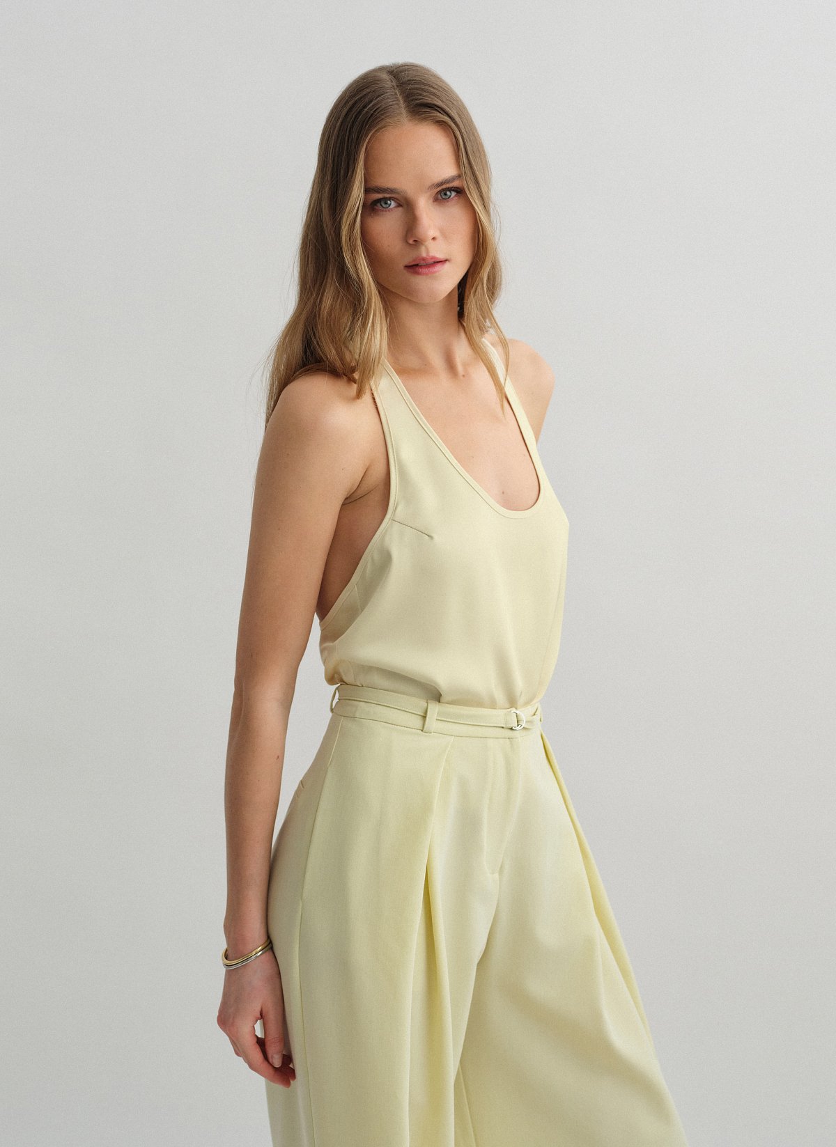 Σατέν μπλούζα με cut-out πλάτη-18