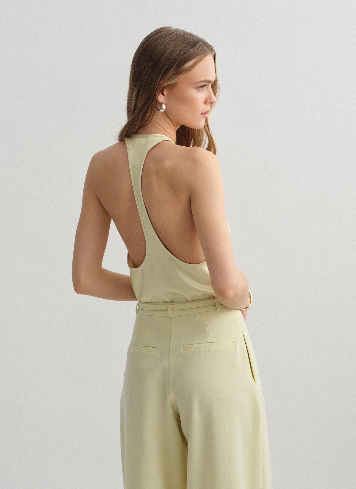 Σατέν μπλούζα με cut-out πλάτη-15