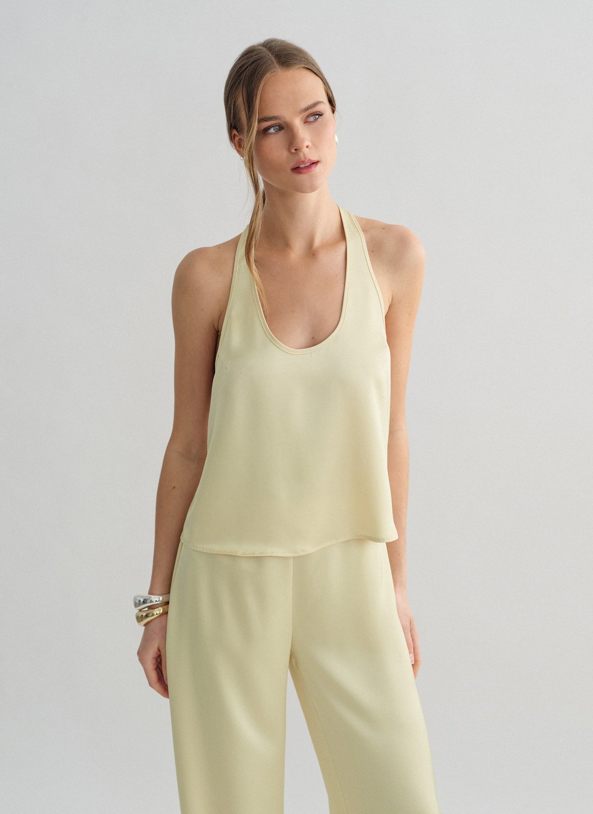 Σατέν μπλούζα με cut-out πλάτη-13