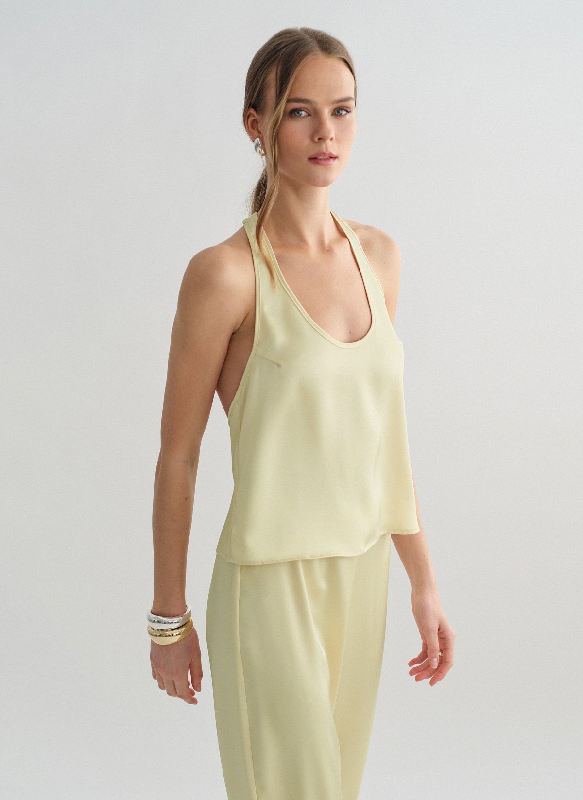 Σατέν μπλούζα με cut-out πλάτη-16