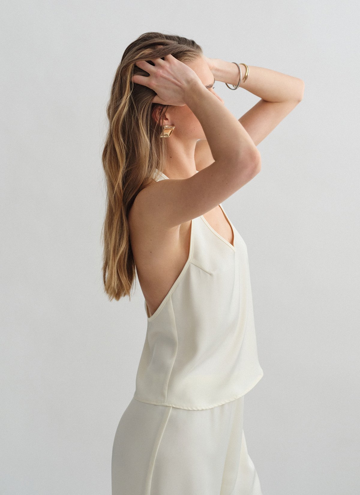 Σατέν μπλούζα με cut-out πλάτη-4