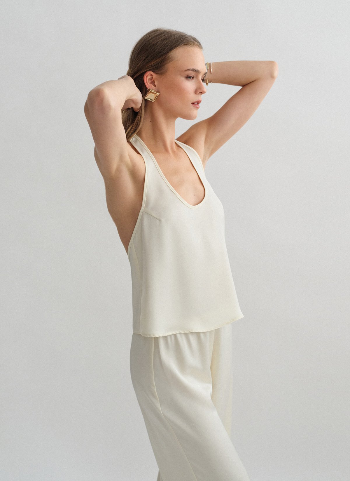 Σατέν μπλούζα με cut-out πλάτη-3