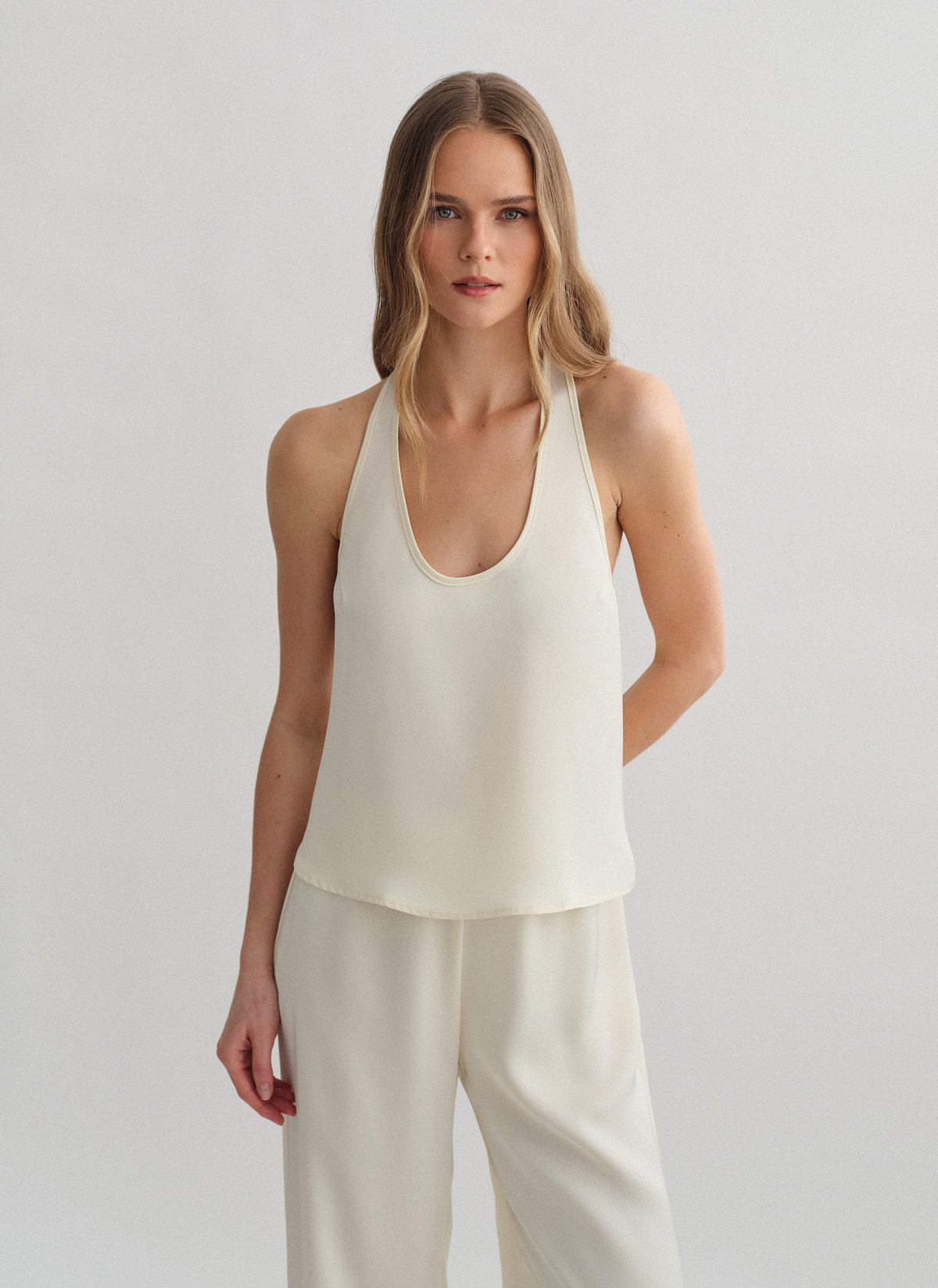 Σατέν μπλούζα με cut-out πλάτη-1