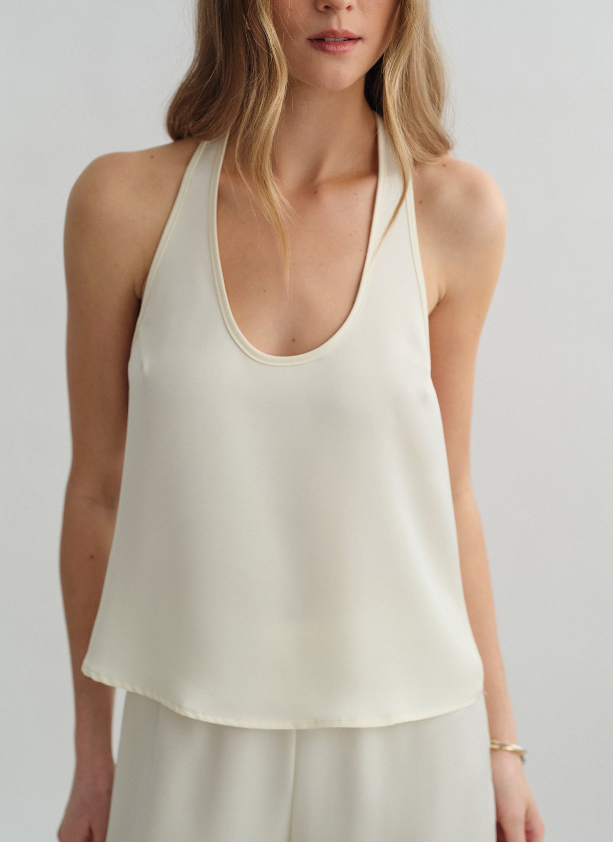 Σατέν μπλούζα με cut-out πλάτη-5