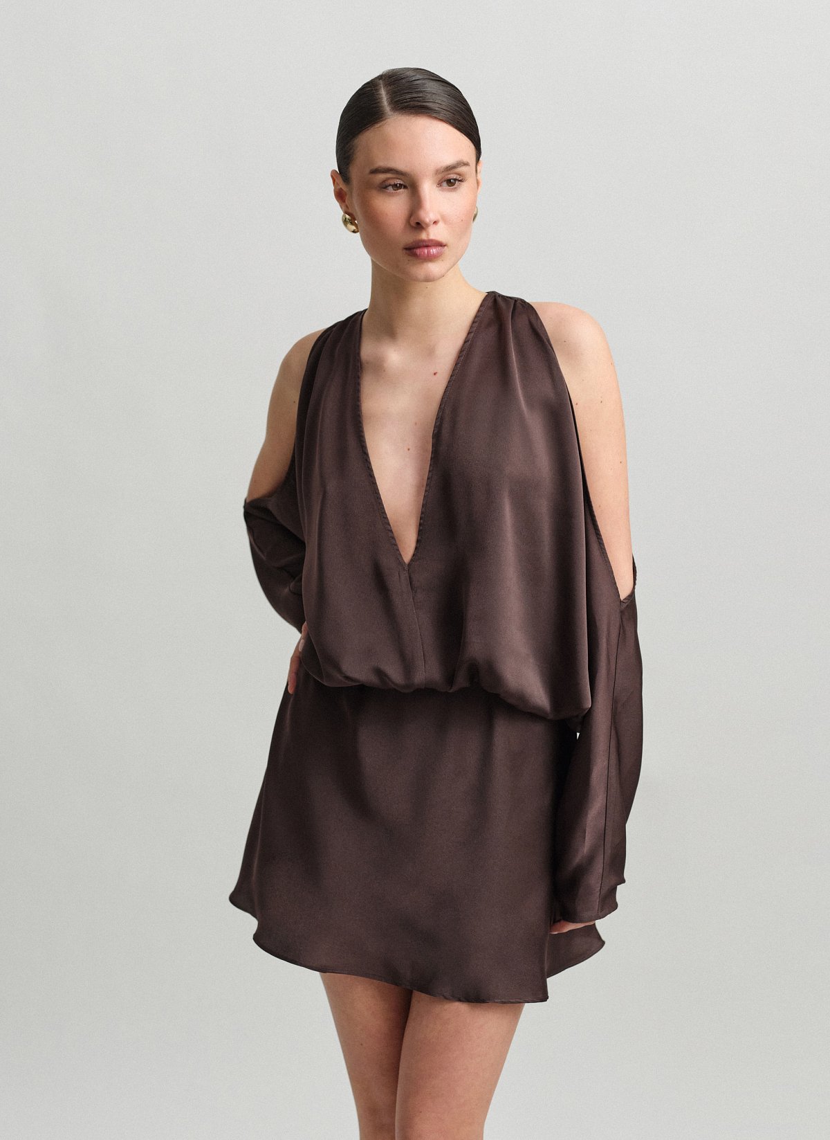 Σατέν cut-out μίνι φόρεμα-10