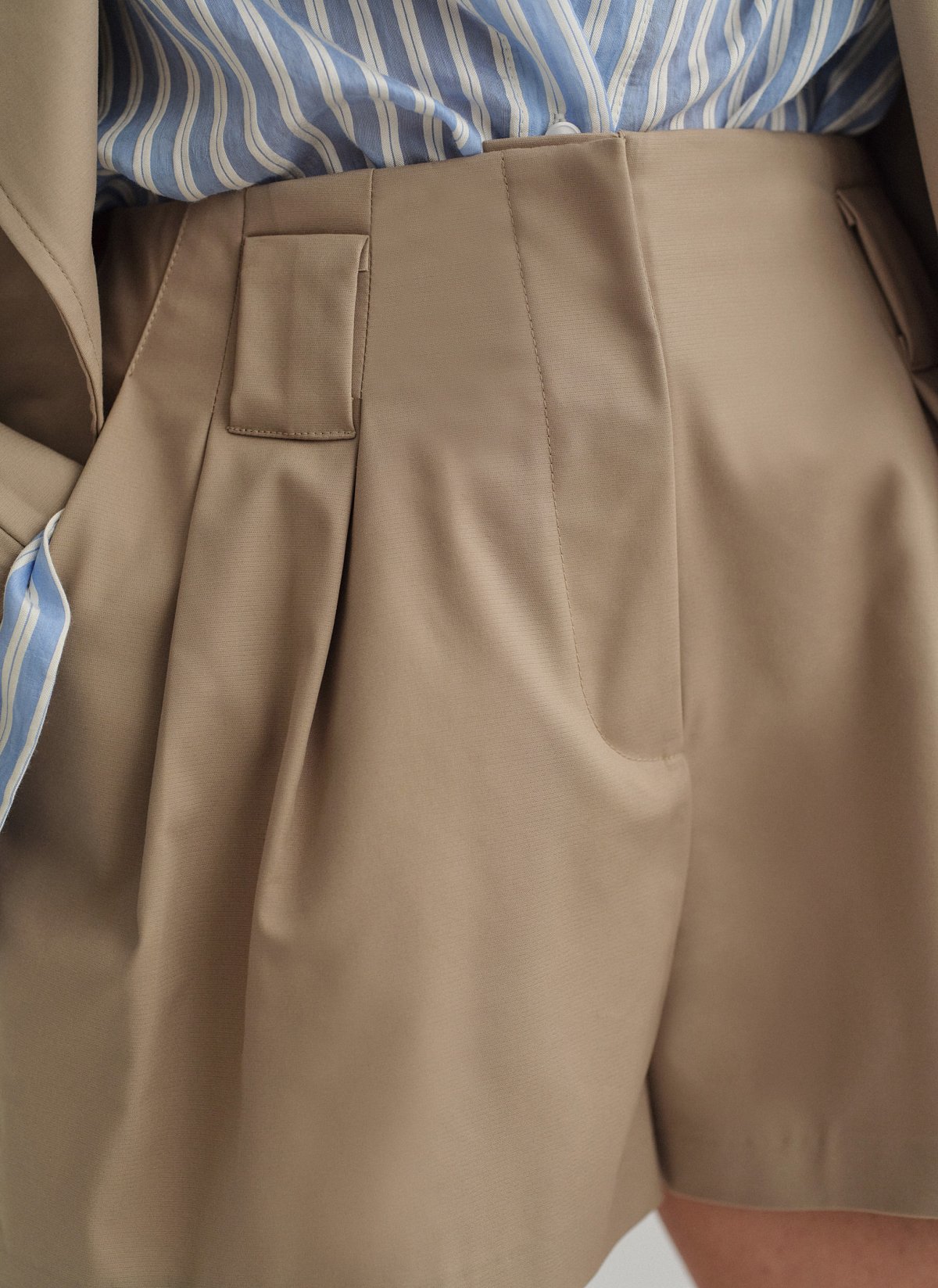 Ψηλόμεσο σορτς με πιέτες-7