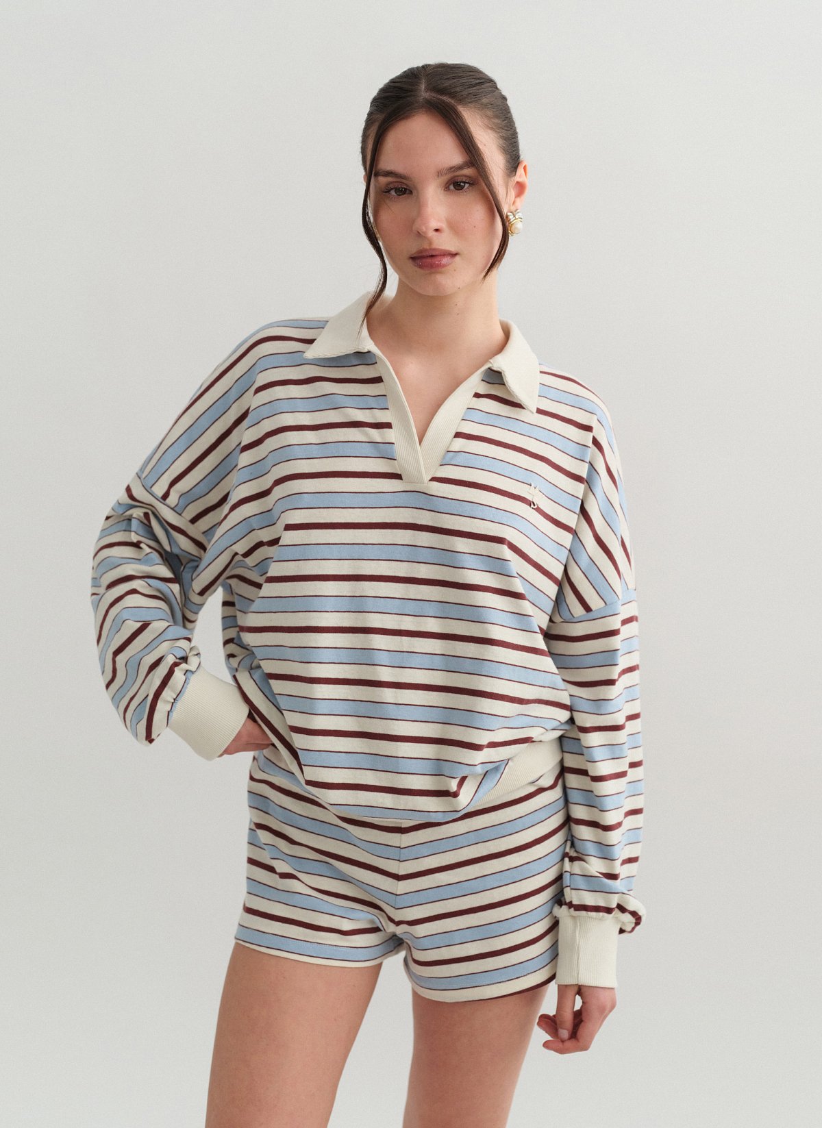 Γυναικεία μακρυμάνικη ριγέ μπλούζα με γιακά και λαιμόκοψη V