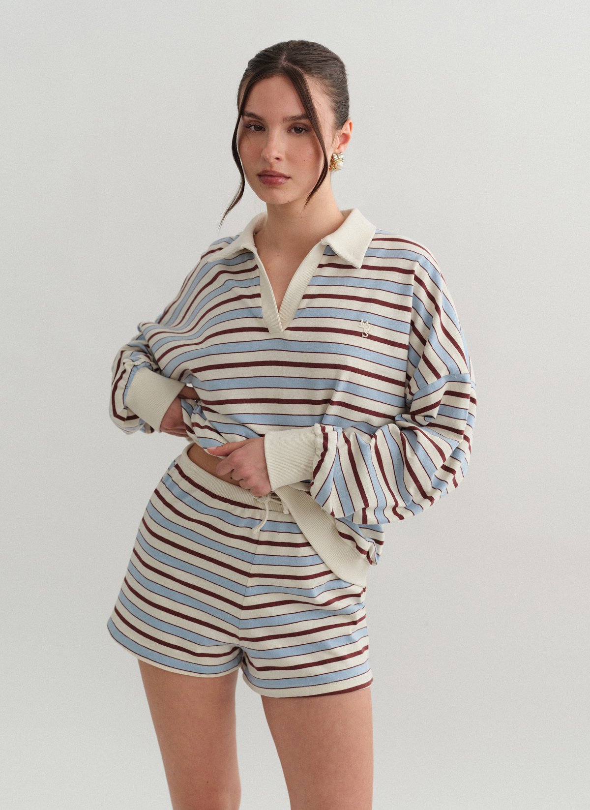 Γυναικεία μακρυμάνικη ριγέ μπλούζα με γιακά και λαιμόκοψη V