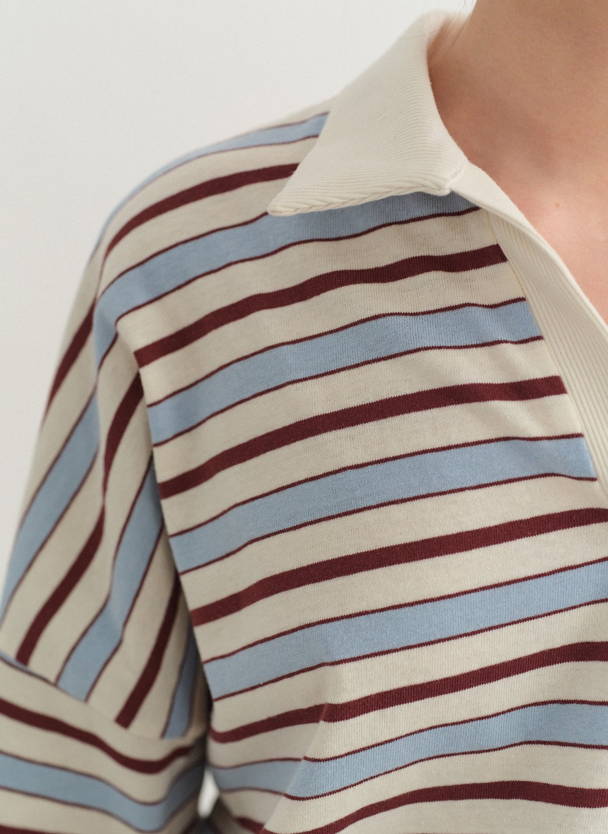 Γυναικεία μακρυμάνικη ριγέ μπλούζα με γιακά και λαιμόκοψη V