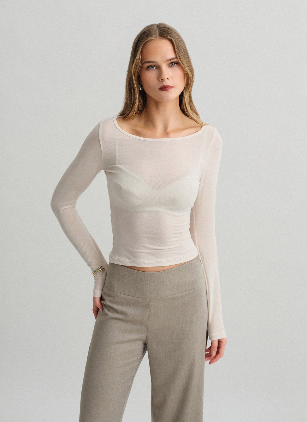 Γυναικεία μακρυμάνικη ημιδιάφανη μπλούζα με ελαφριά πλέξη