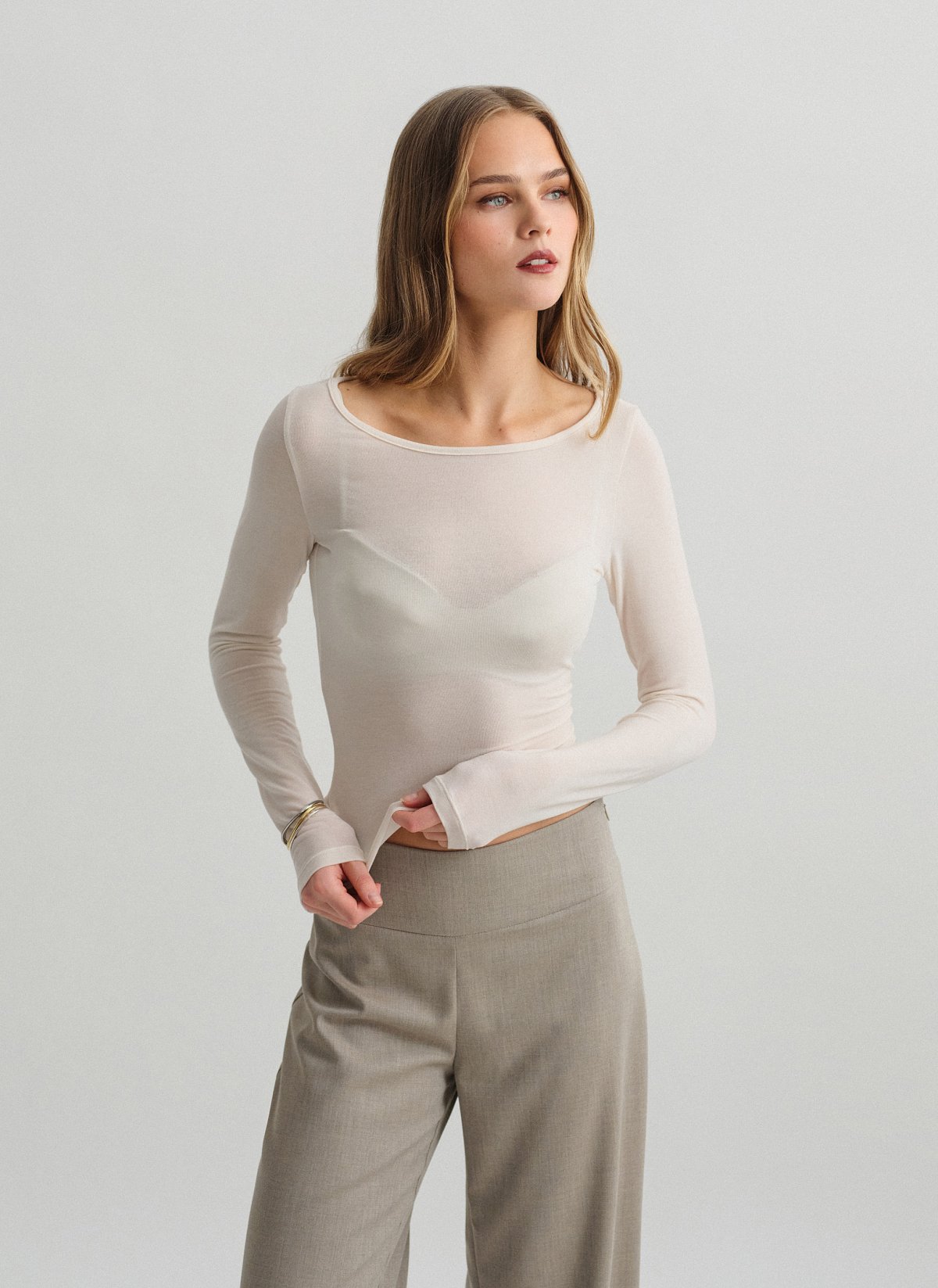 Γυναικεία μακρυμάνικη ημιδιάφανη μπλούζα με ελαφριά πλέξη