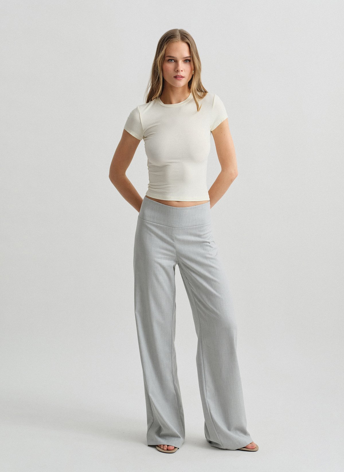 Γυναικείο υφασμάτινο mid-waist παντελόνι με φαρδύ ζωνάκι