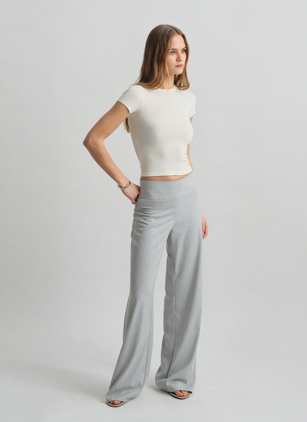 Γυναικείο υφασμάτινο mid-waist παντελόνι με φαρδύ ζωνάκι