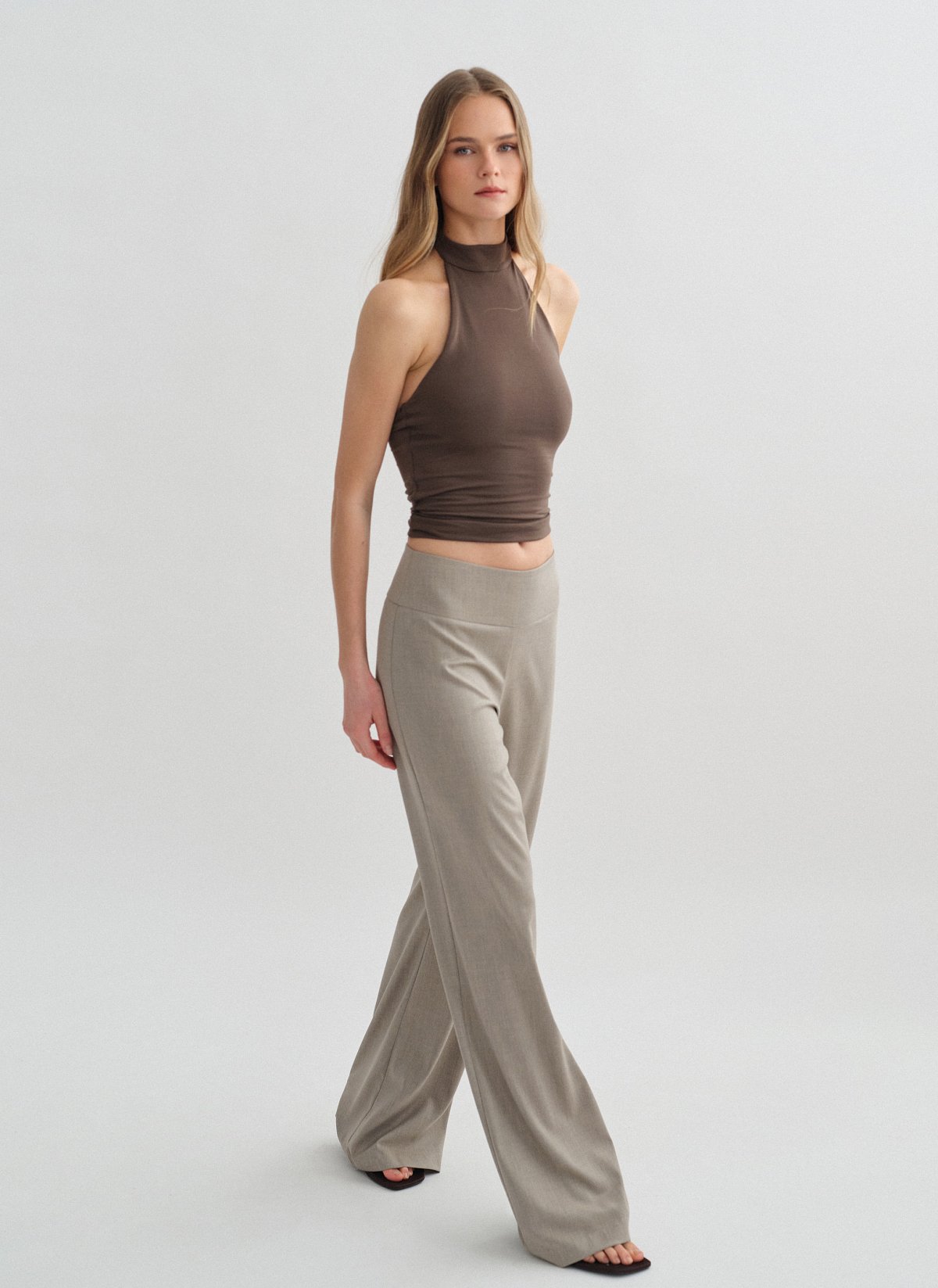 Γυναικείο υφασμάτινο mid-waist παντελόνι με φαρδύ ζωνάκι