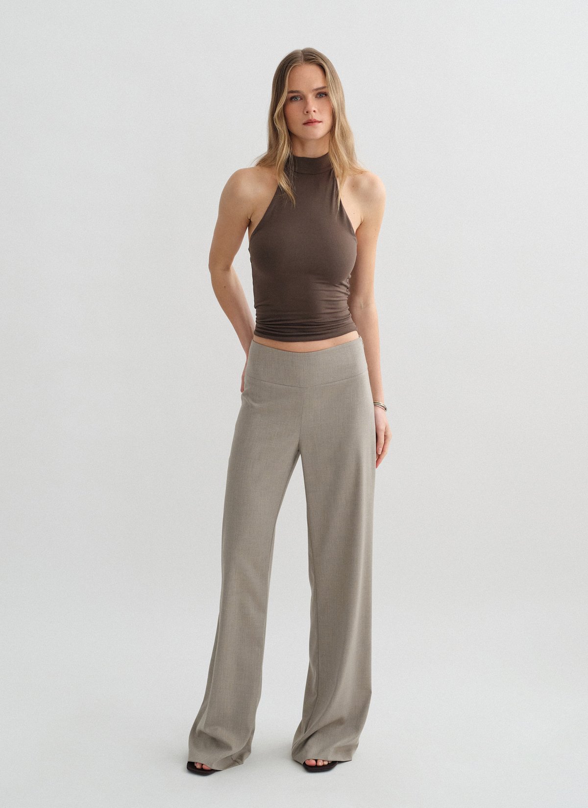 Γυναικείο υφασμάτινο mid-waist παντελόνι με φαρδύ ζωνάκι