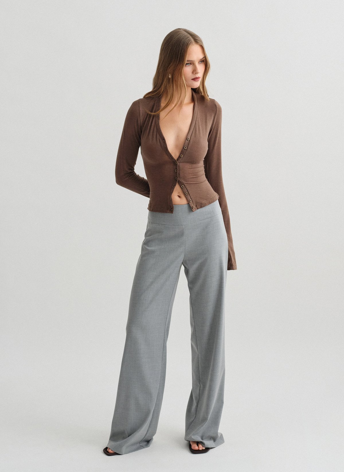 Γυναικείο υφασμάτινο mid-waist παντελόνι με φαρδύ ζωνάκι