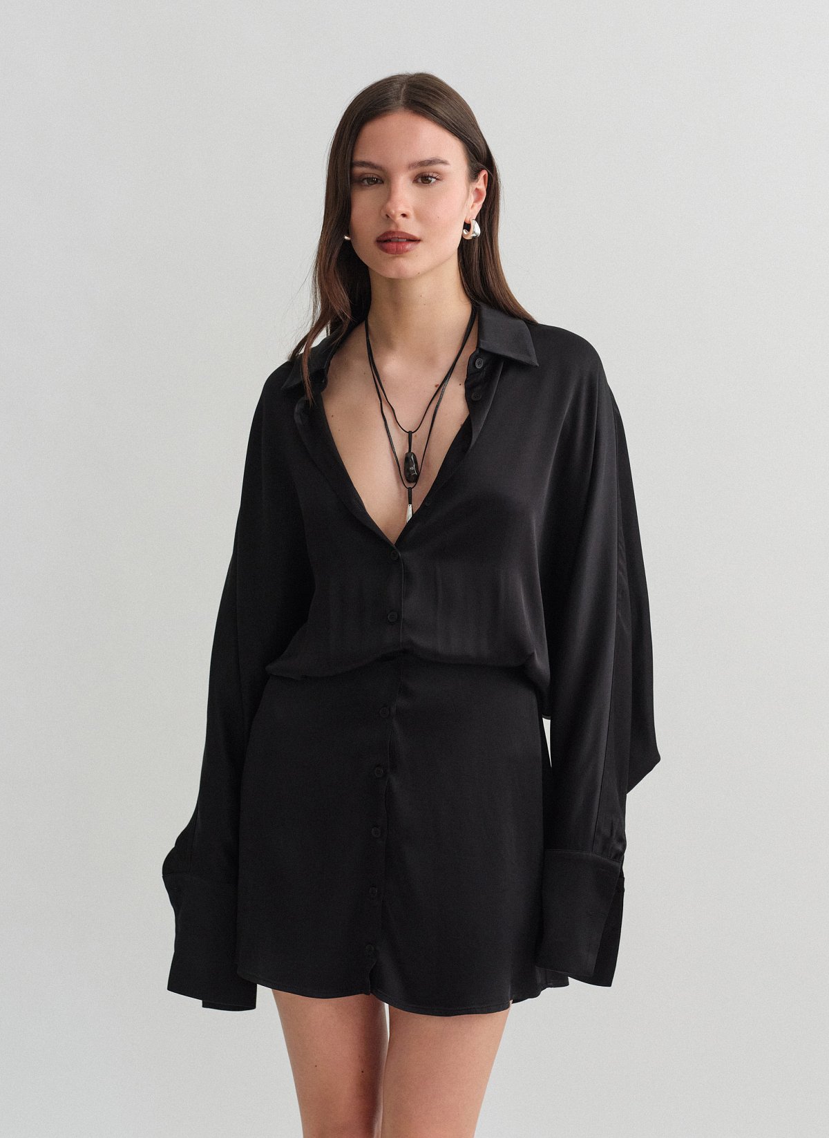 Γυναικείο σατέν μακρυμάνικο σεμιζιέ μίνι φόρεμα με κουμπιά