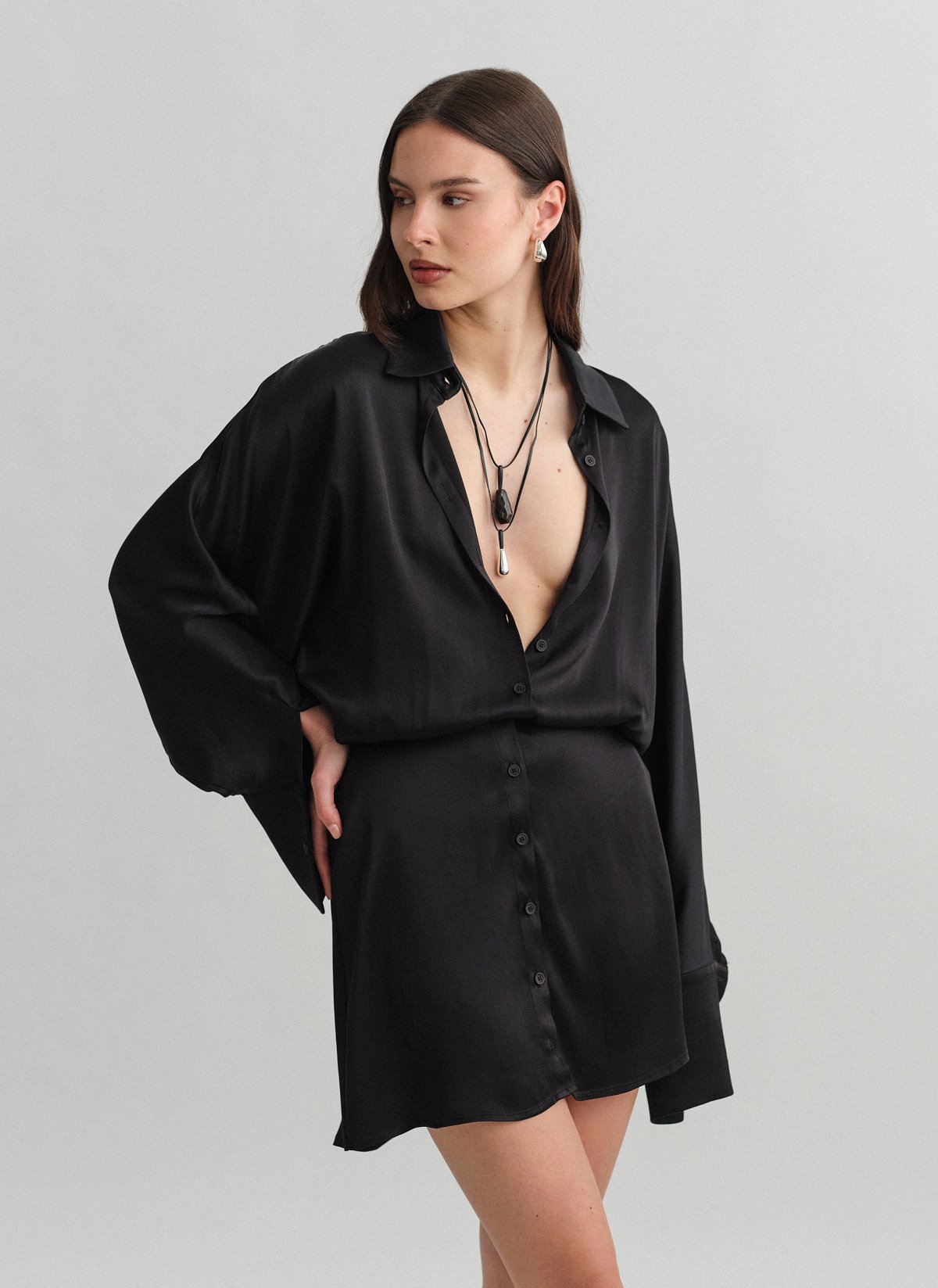 Γυναικείο σατέν μακρυμάνικο σεμιζιέ μίνι φόρεμα με κουμπιά