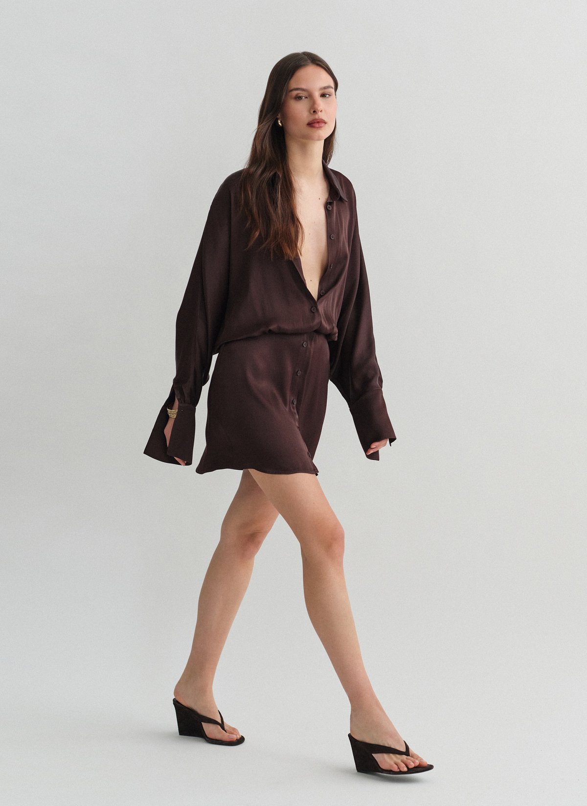 Γυναικείο σατέν μακρυμάνικο σεμιζιέ μίνι φόρεμα με κουμπιά