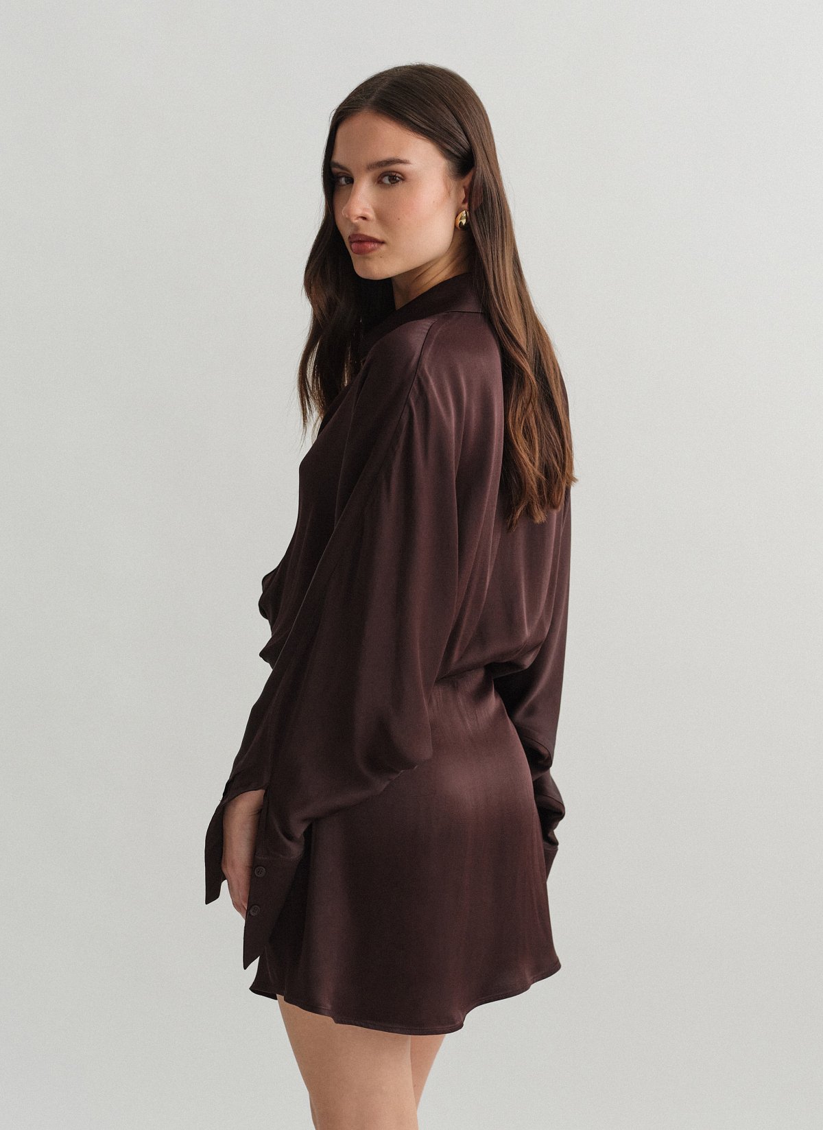 Γυναικείο σατέν μακρυμάνικο σεμιζιέ μίνι φόρεμα με κουμπιά