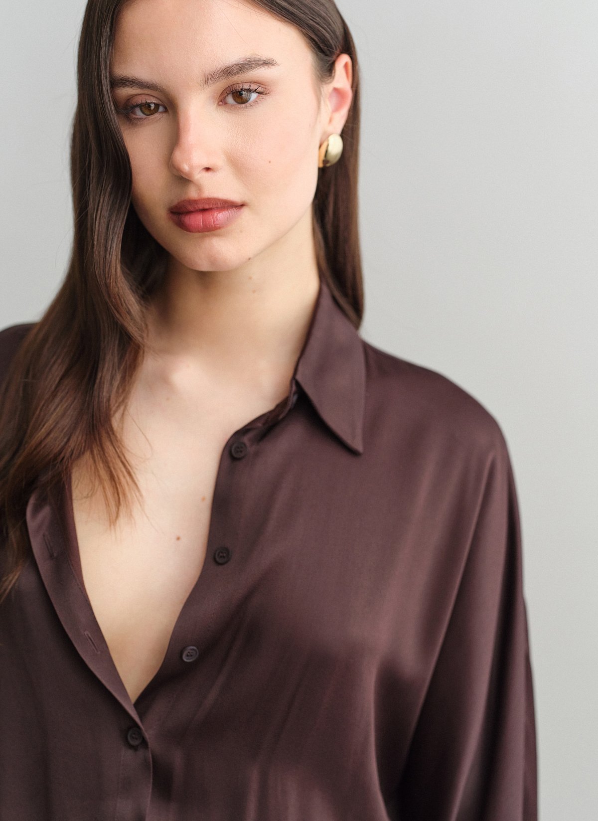 Γυναικείο σατέν μακρυμάνικο σεμιζιέ μίνι φόρεμα με κουμπιά