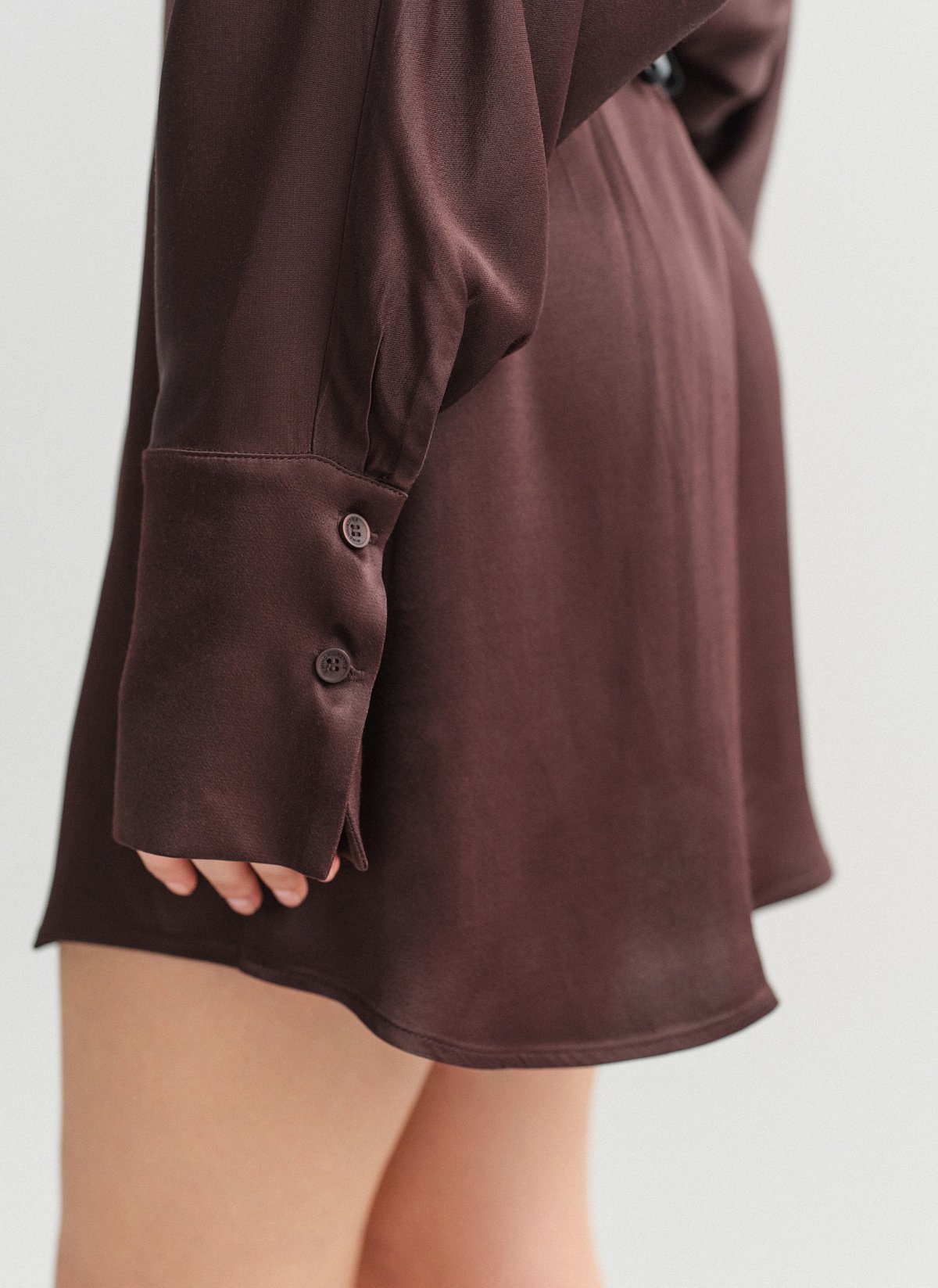 Γυναικείο σατέν μακρυμάνικο σεμιζιέ μίνι φόρεμα με κουμπιά