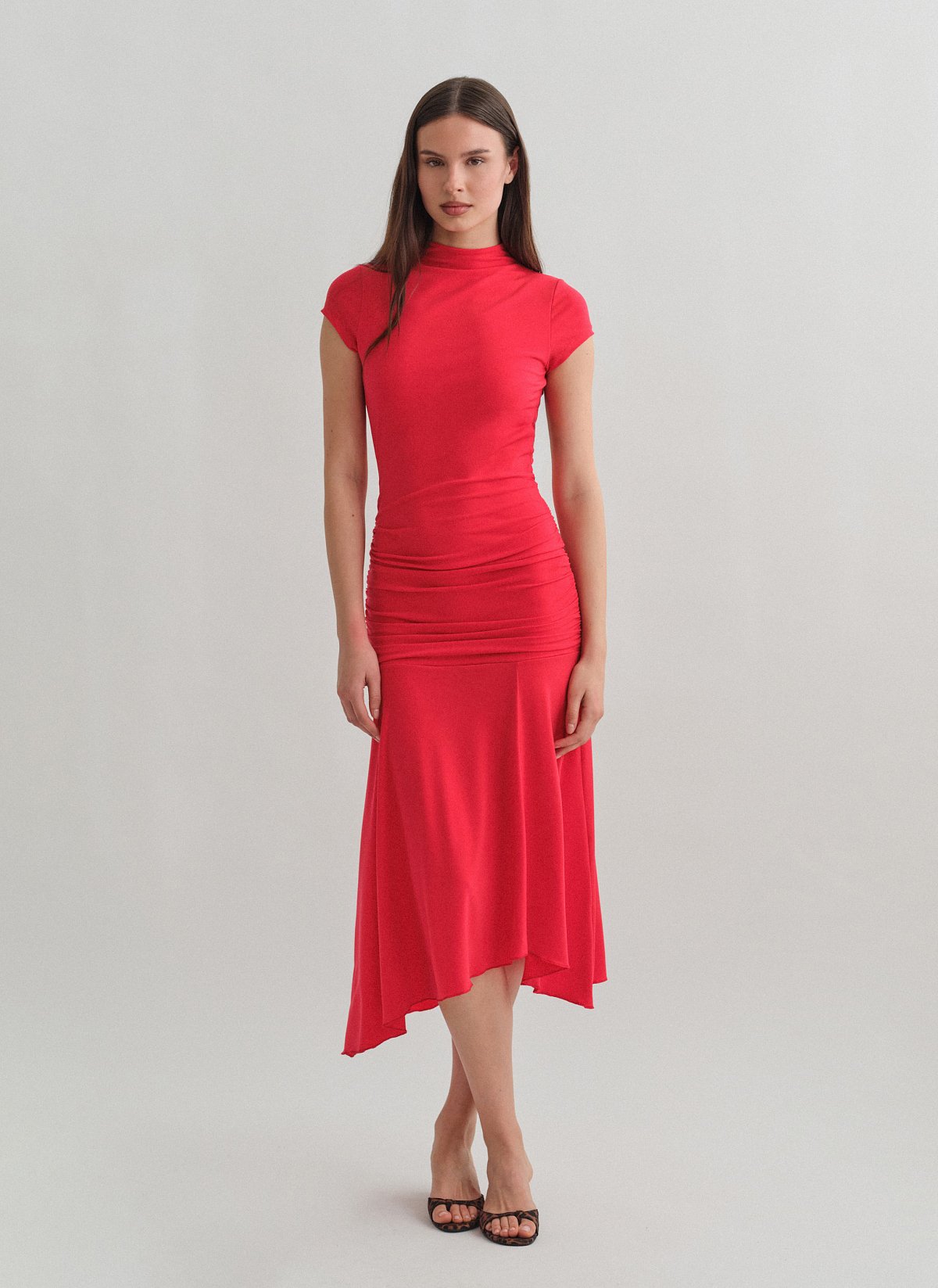 Γυναικείο κοντομάνικο maxi φόρεμα με ανοιχτή πλάτη και εφέ σούρες