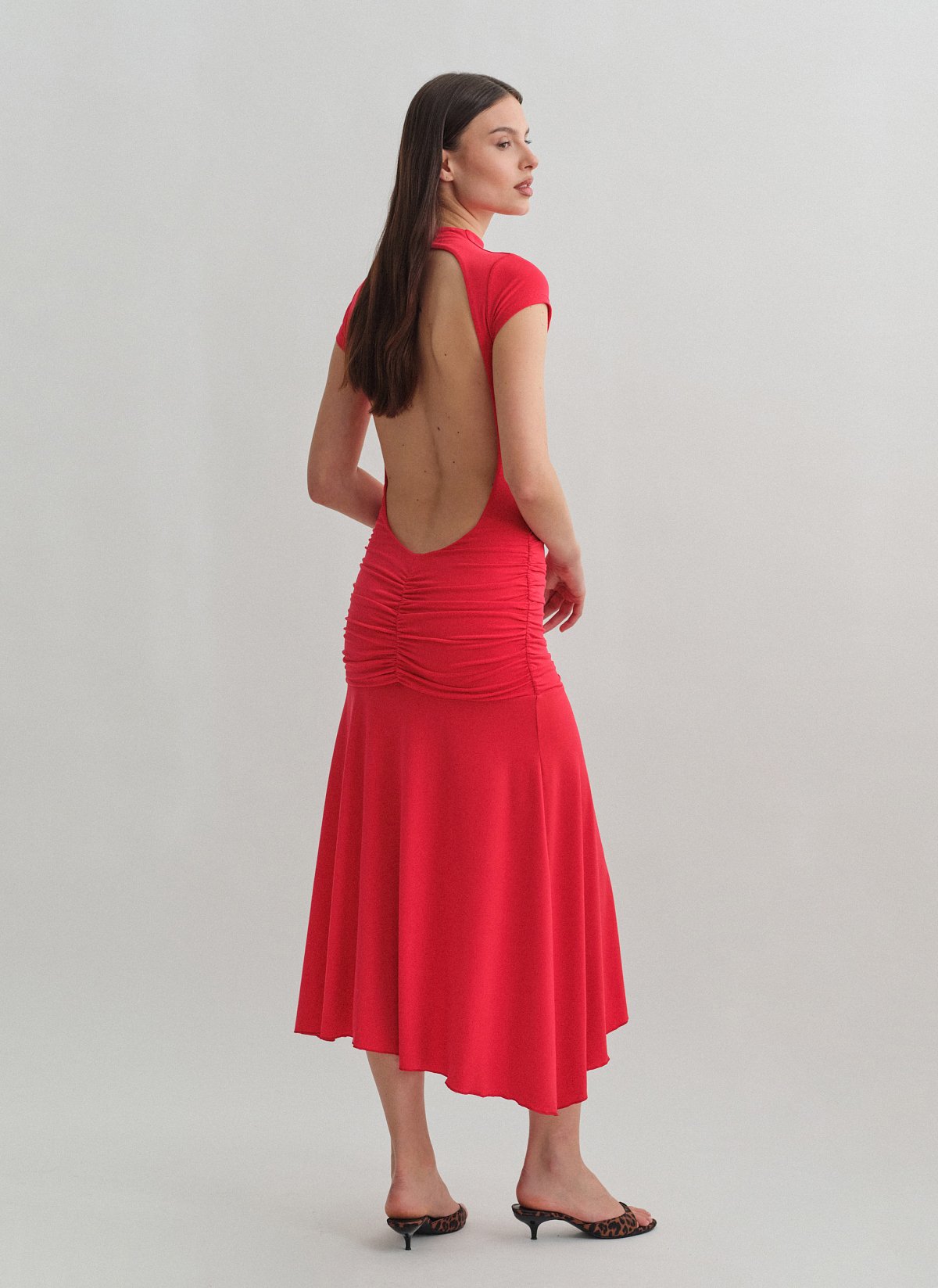 Γυναικείο κοντομάνικο maxi φόρεμα με ανοιχτή πλάτη και εφέ σούρες