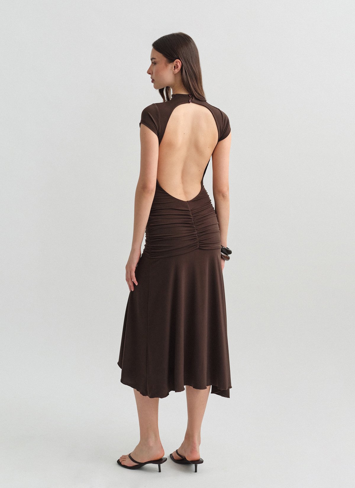 Γυναικείο κοντομάνικο maxi φόρεμα με ανοιχτή πλάτη και εφέ σούρες