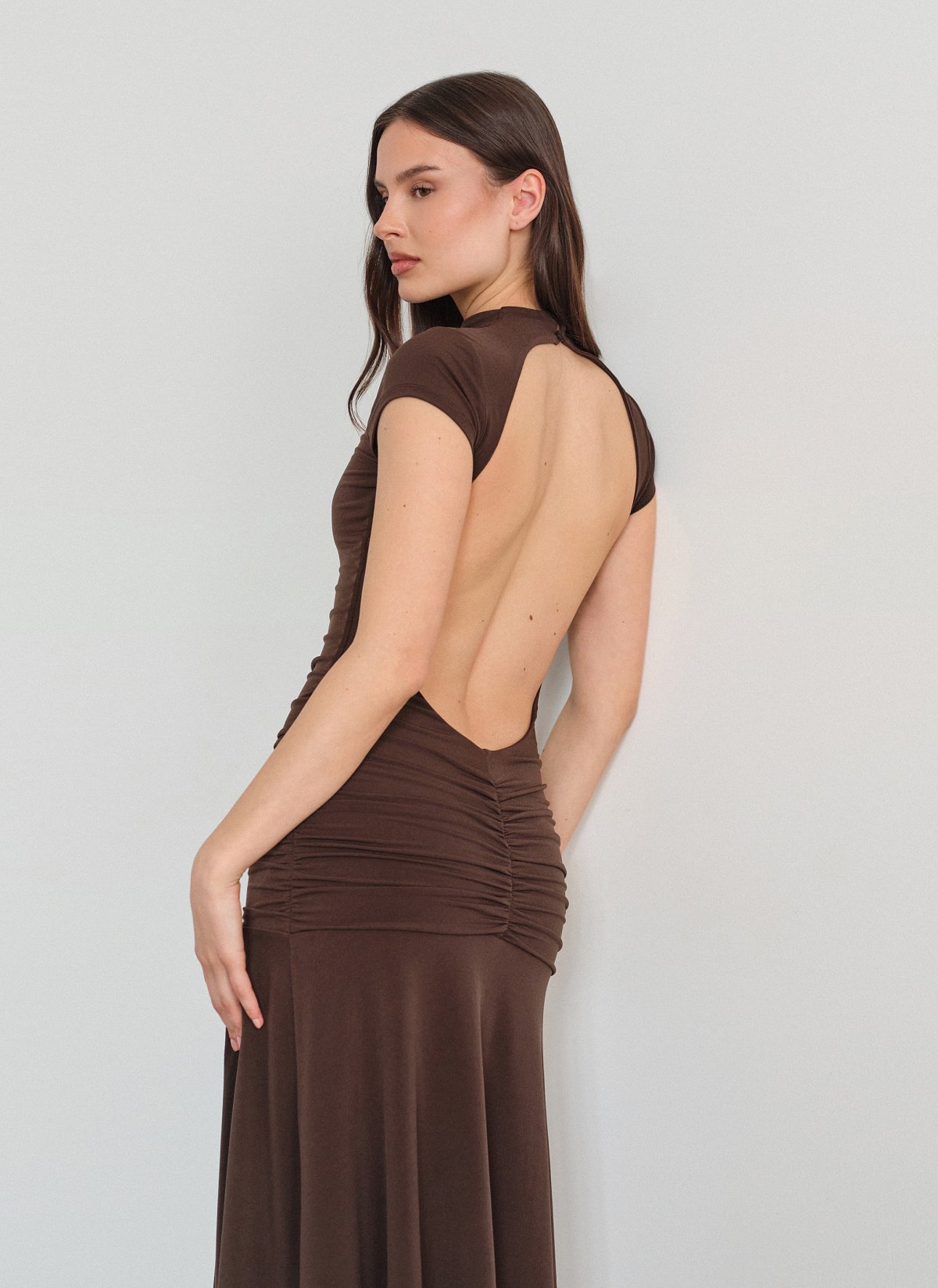 Γυναικείο κοντομάνικο maxi φόρεμα με ανοιχτή πλάτη και εφέ σούρες