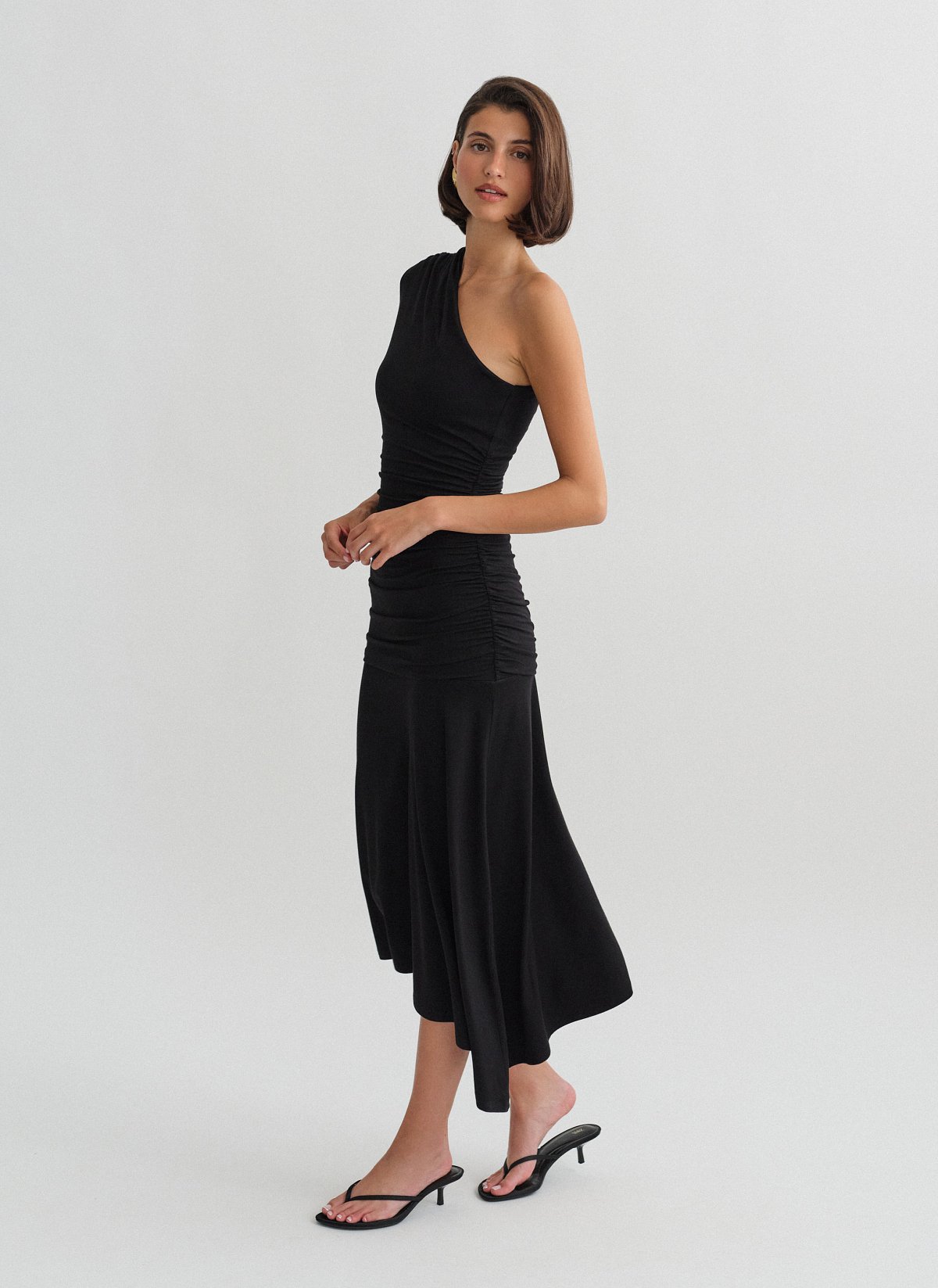 Γυναικείο ελαστικό one-shoulder midi φόρεμα bamboo με σούρες και ασύμμετρο τελείωμα