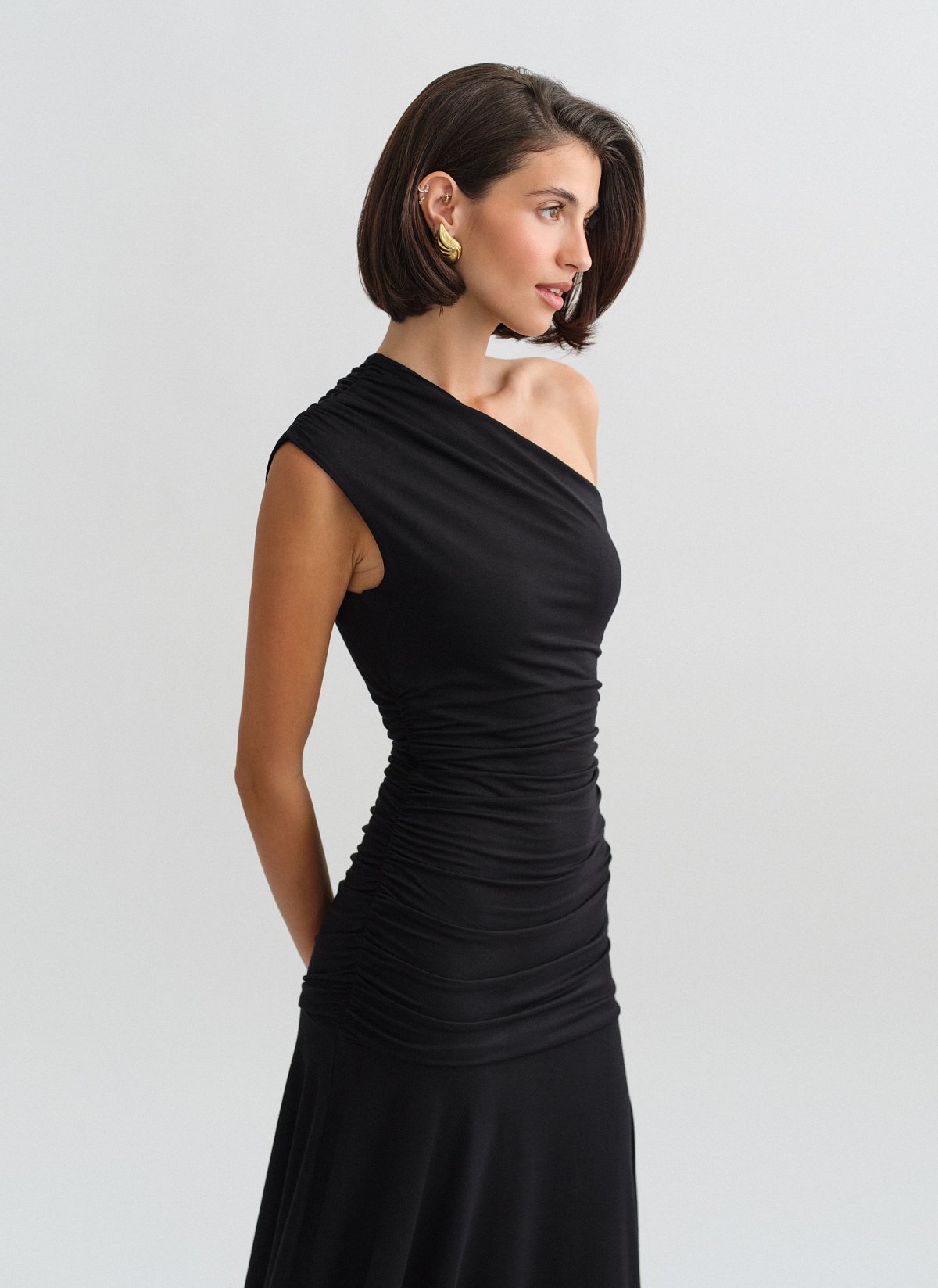 Γυναικείο ελαστικό one-shoulder midi φόρεμα bamboo με σούρες και ασύμμετρο τελείωμα