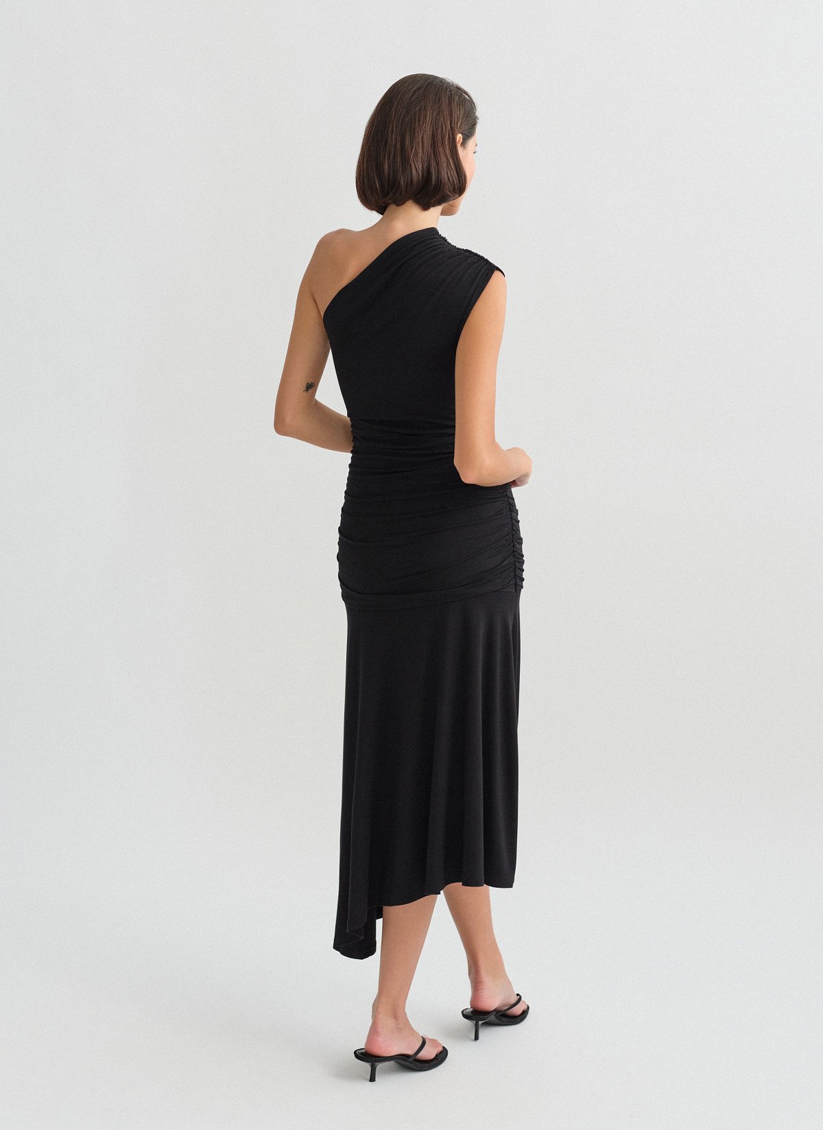 Γυναικείο ελαστικό one-shoulder midi φόρεμα bamboo με σούρες και ασύμμετρο τελείωμα