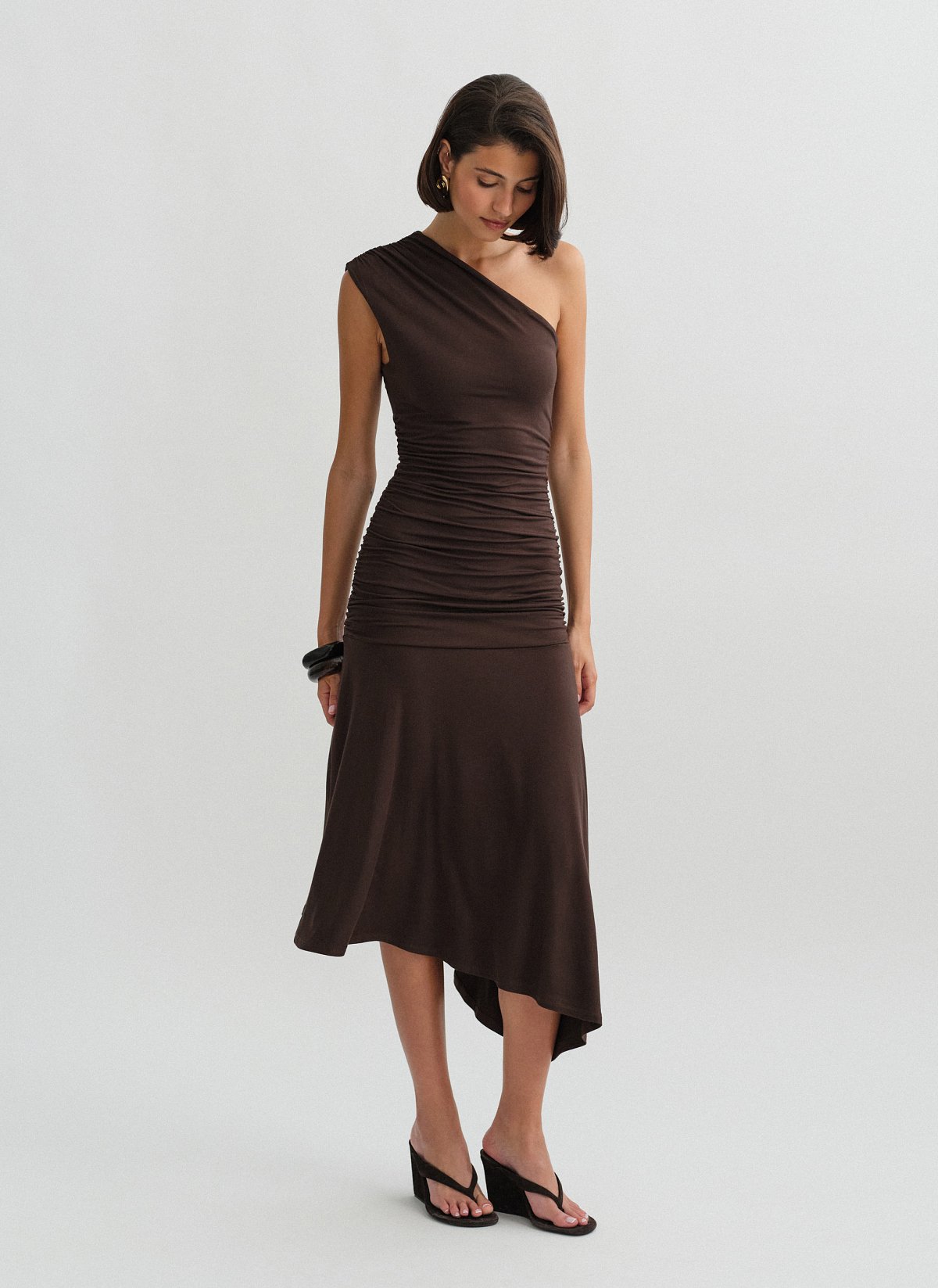 Γυναικείο ελαστικό one-shoulder midi φόρεμα bamboo με σούρες και ασύμμετρο τελείωμα