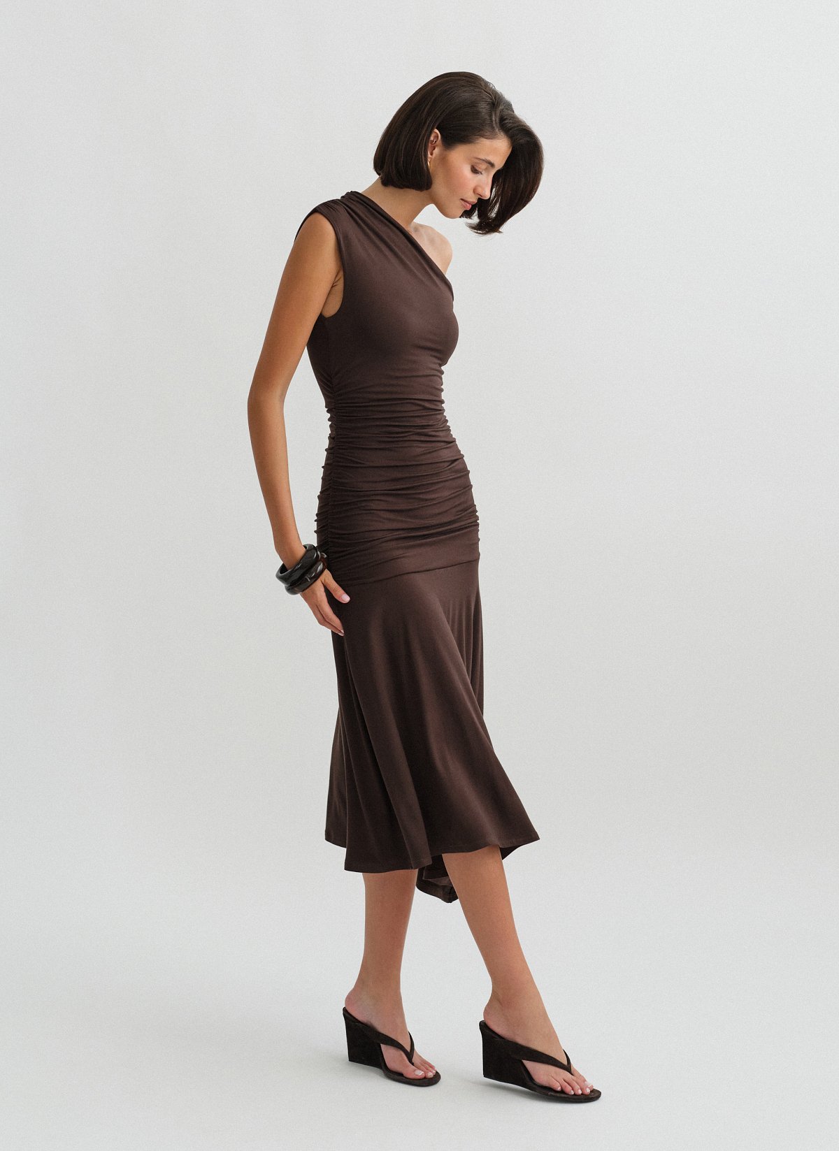 Γυναικείο ελαστικό one-shoulder midi φόρεμα bamboo με σούρες και ασύμμετρο τελείωμα