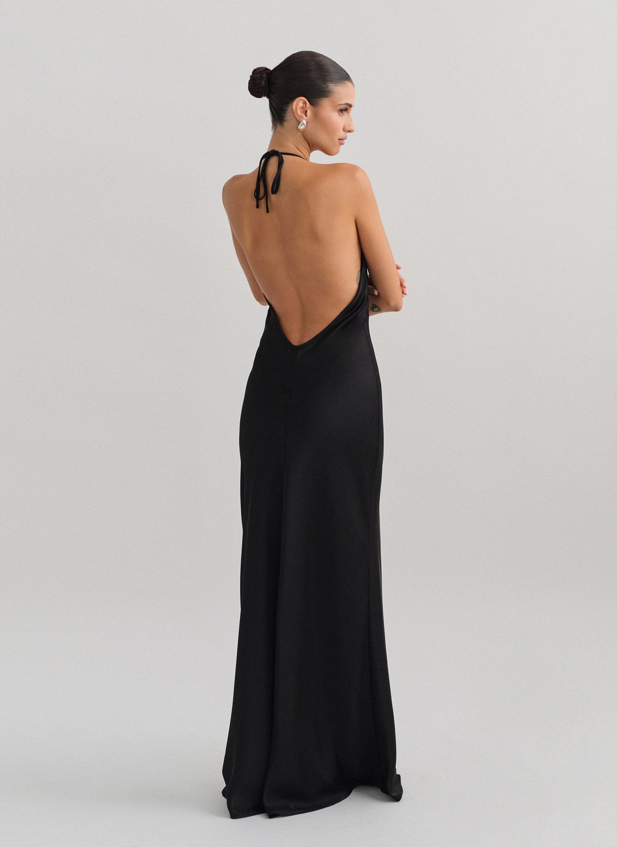 Σατέν halter maxi φόρεμα-11
